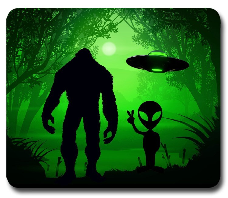 ALIENS & BIGFOOT Sasquatch Yeti ~ Mousepad / PC Mouse Pad ~ Funny Gift Outdoors