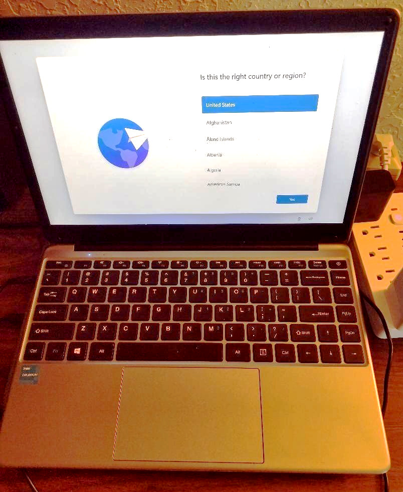 CHUWI HeroBook Pro 14.1” Intel Celeron 8GB RAM 256SD WIN 11 Works/Looks Good