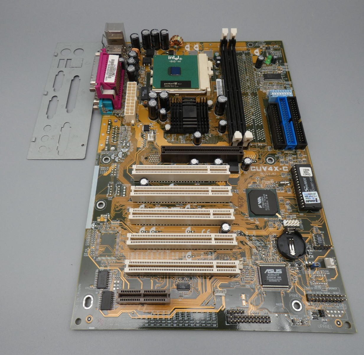 ASUS CUV4X-C REV1.02 socket 370 with Intel Pentium III 733MHz CPU + IO Shield