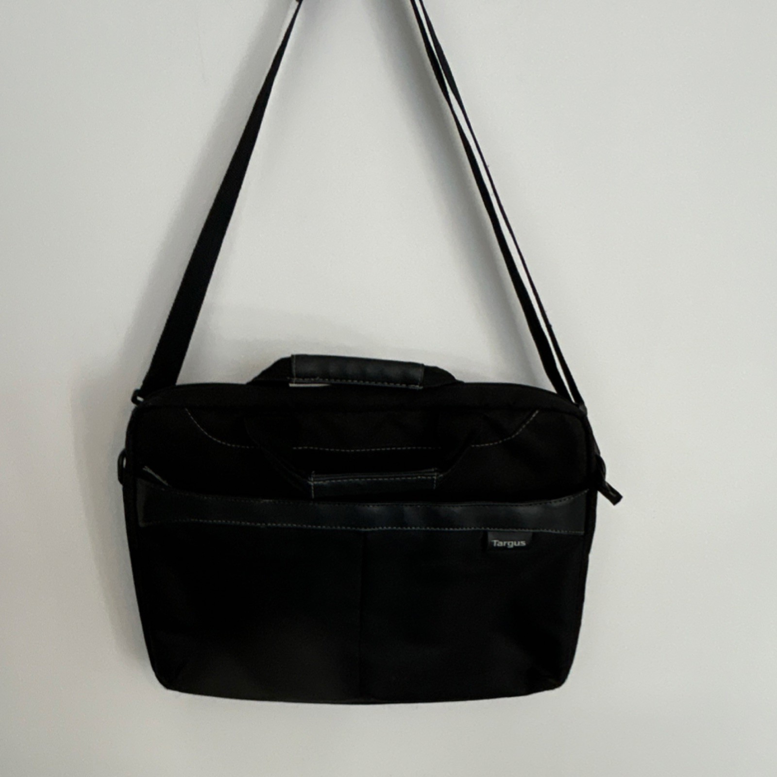Targus Black Nylon Shoulder Laptop Bag for 15" Universal Padded Partitions