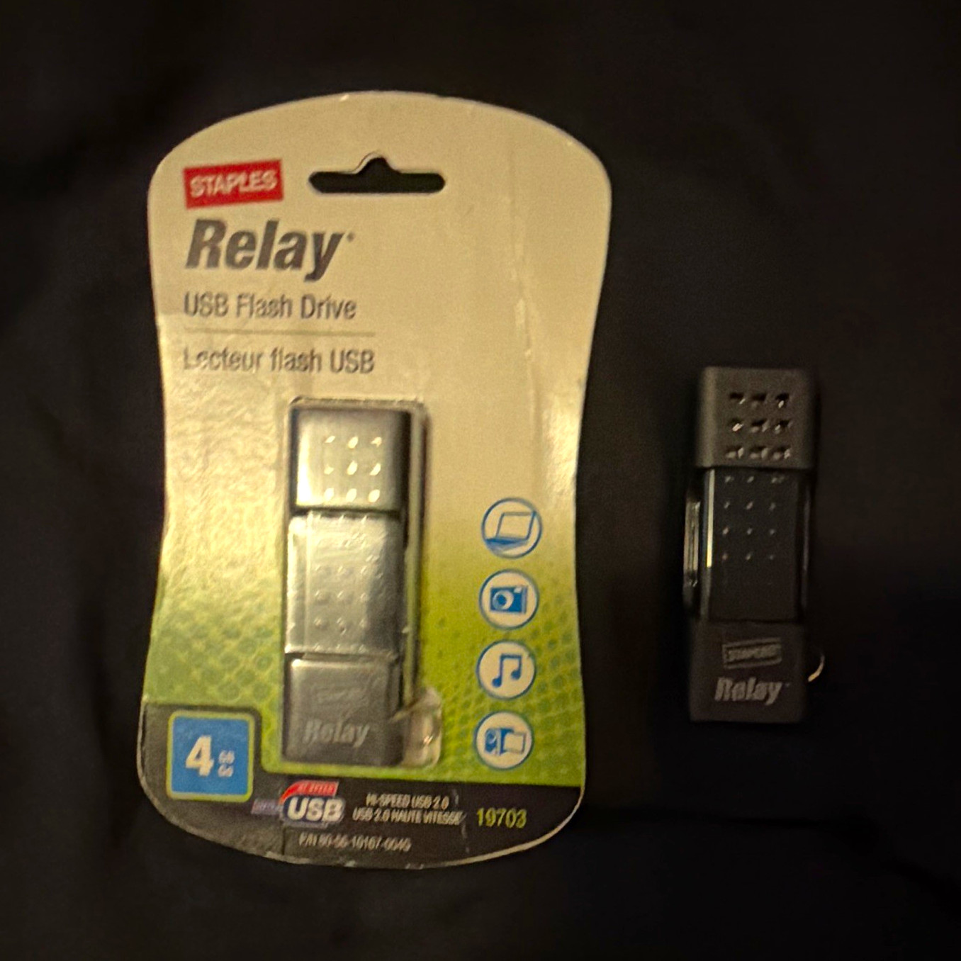 Staples Relay 4GB USB 2.0 Retractable USB Flash Drive Black 19703