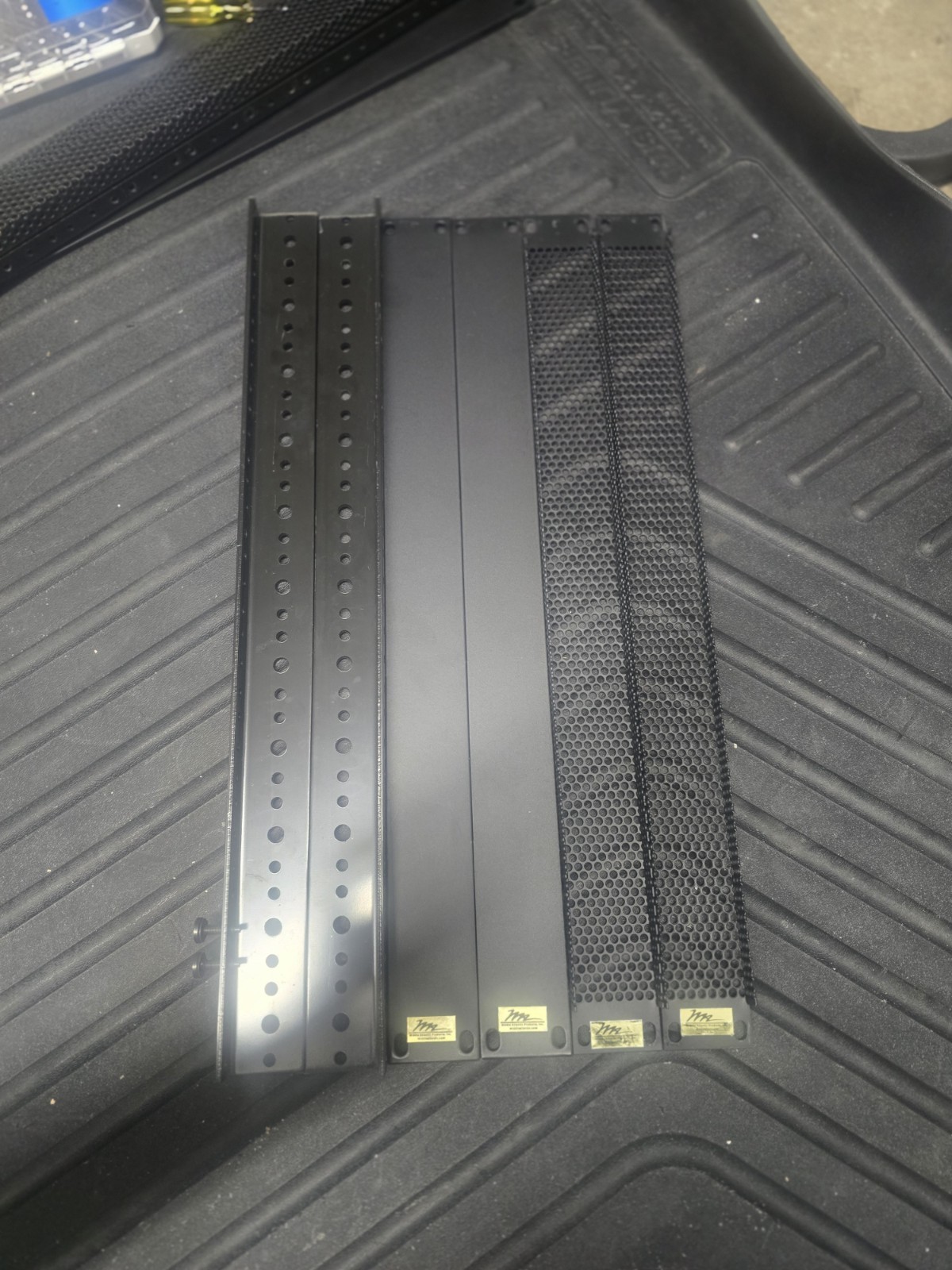Middle Atlantic Rack Rails Pair + Vent Panels + 2 Blank Panels 19” Rack Kit