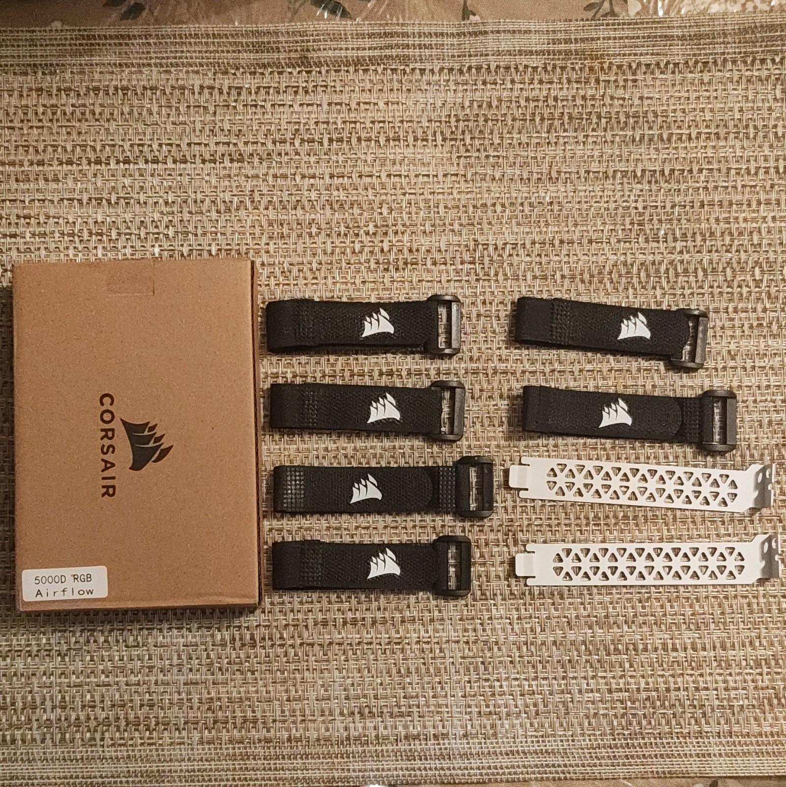 Corsair iCUE 5000D RGB Airflow Cable Ties + 2 PCIE Covers - Accessories Box