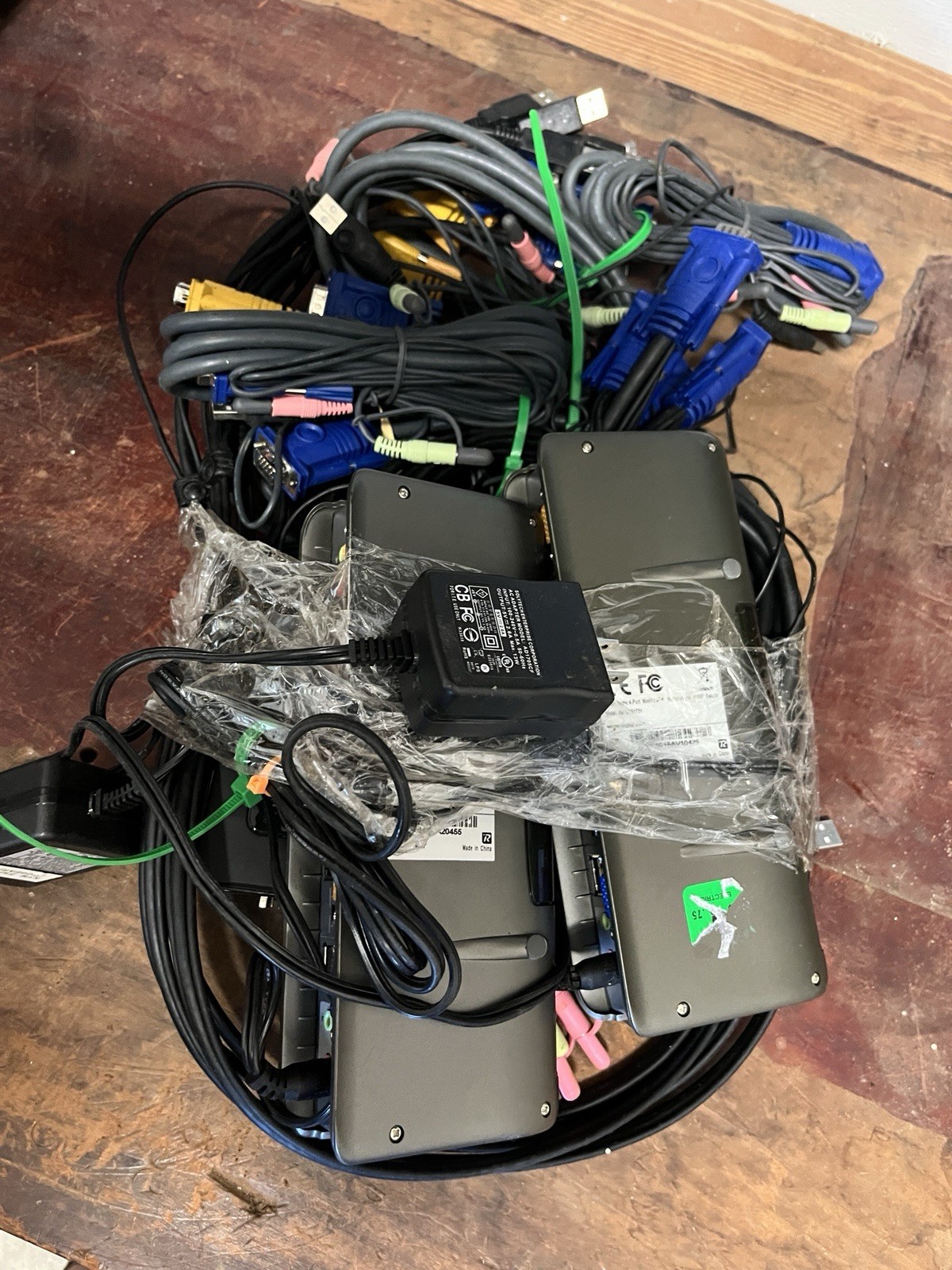 IOGear GCS1734 4-port MiniView Extreme Multiplatform BUNDLE cords Power Supplies