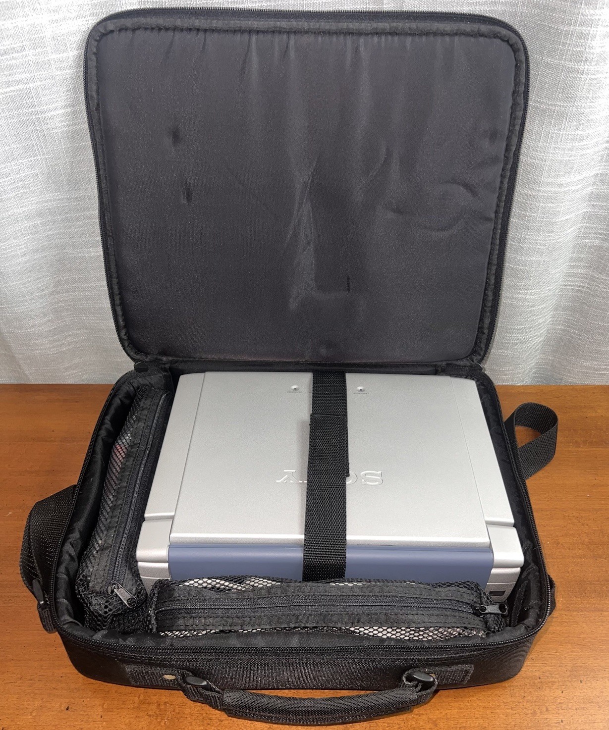 Sony 2001 XGA VPL-CX4 LCD Data Projector 1000 Lumen Complete w/ Remote Cables