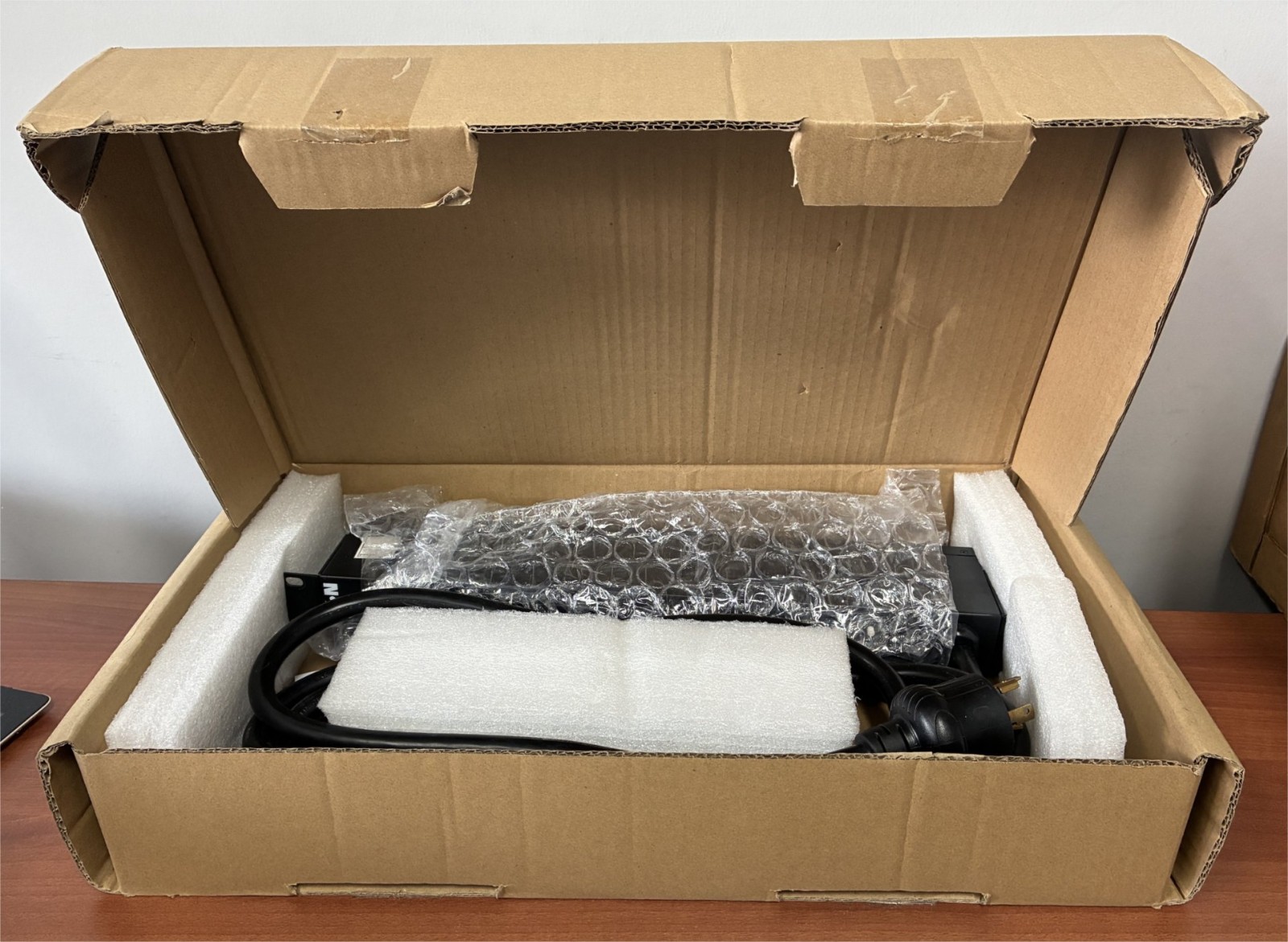 Eaton ePDU ePBZ78 L5-30P Input 2.8 kW Max 100-120V 24A 15 ft Cord Power Strip