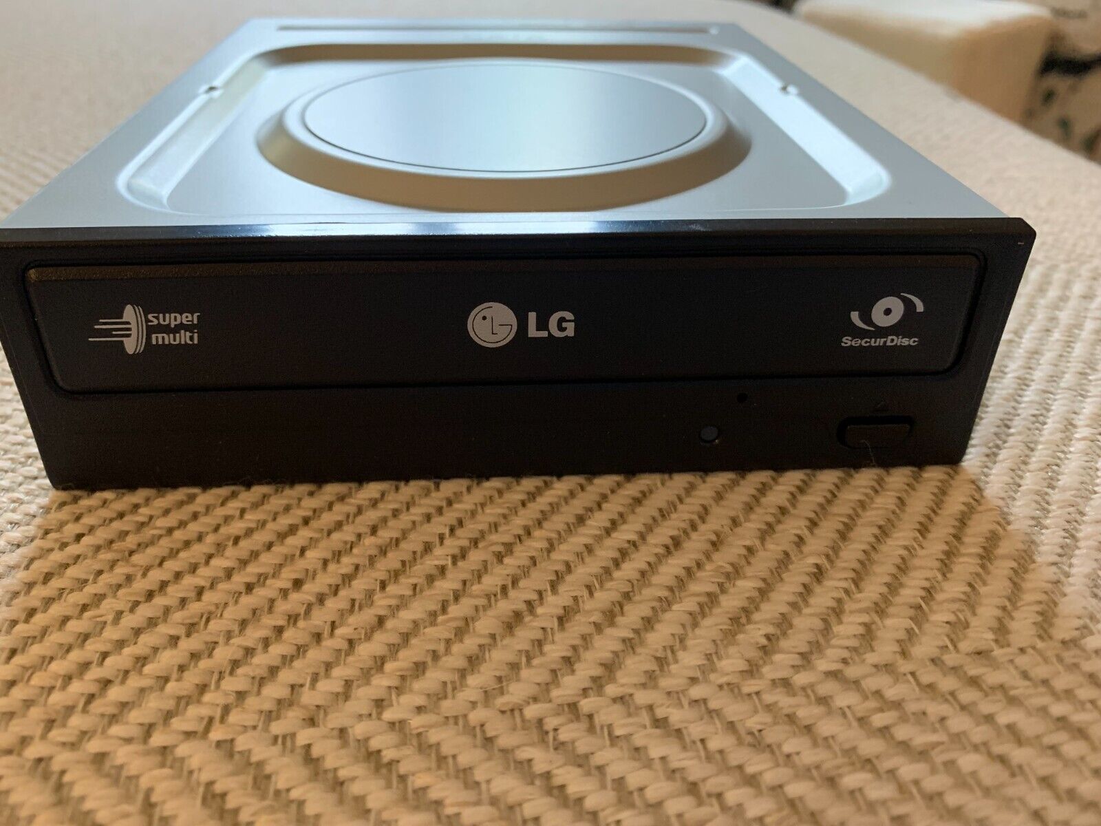 LG GH22NS30 SUPER MULTI DVD REWRITER SATA. 30 day warranty.