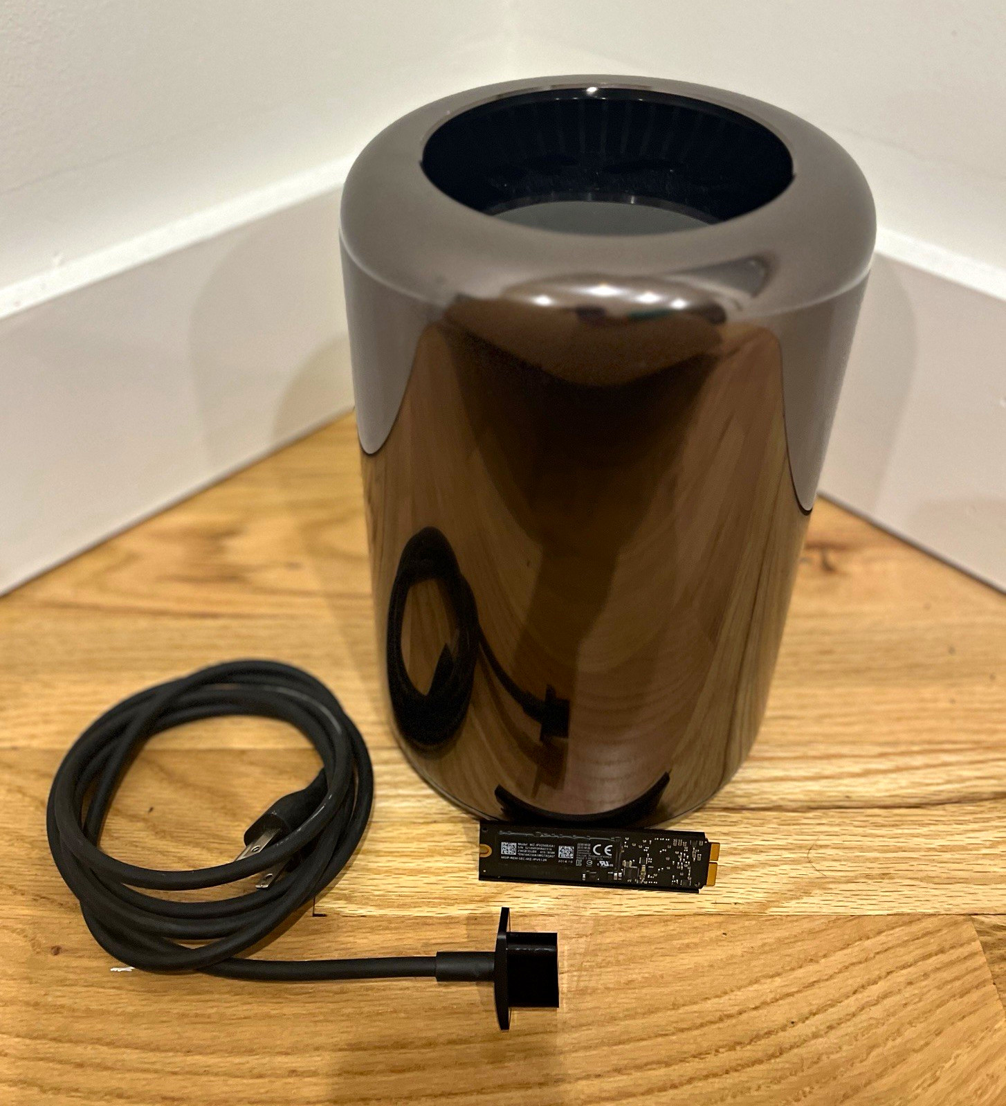 Apple Mac Pro 2013 A1481 6-Core Xeon 3.5GHz Dual D500 16GB 256GB SSD + Extra SSD
