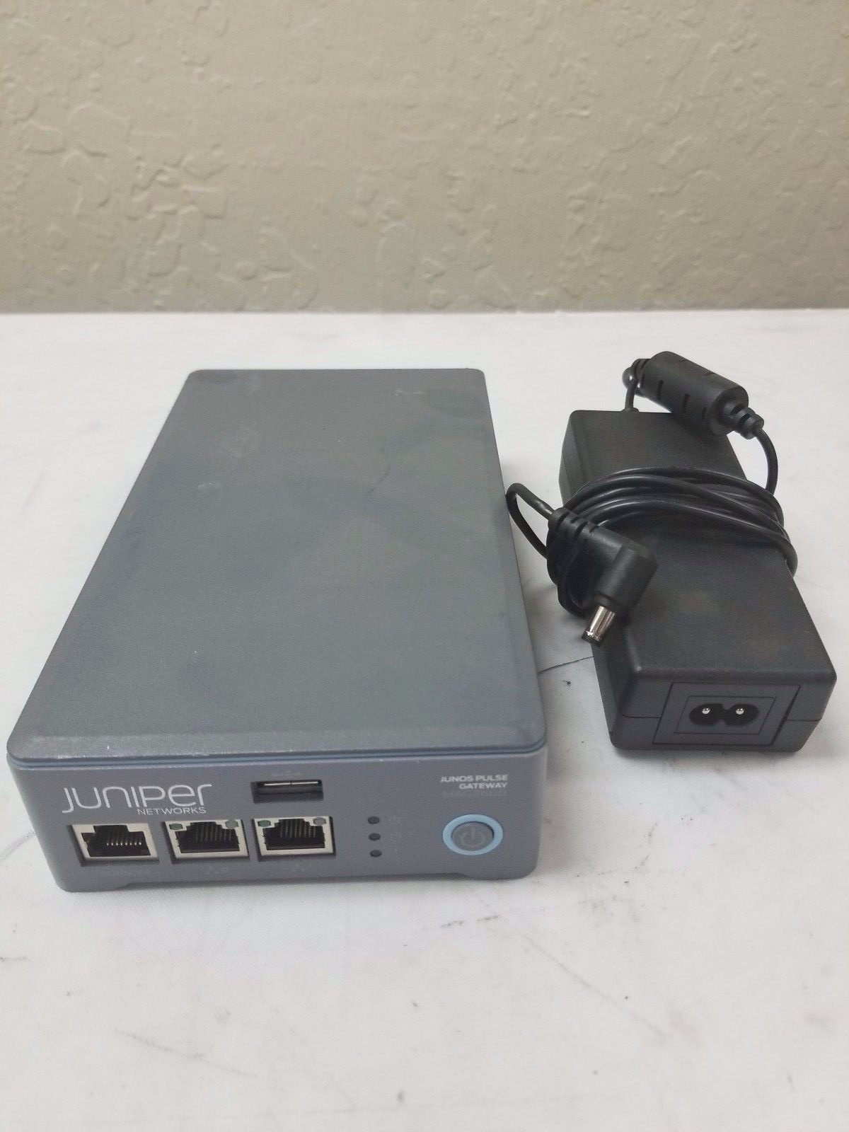 Juniper Networks Junos Pulse Gateway MAG2600 VPN Appliance with Power Adapter.