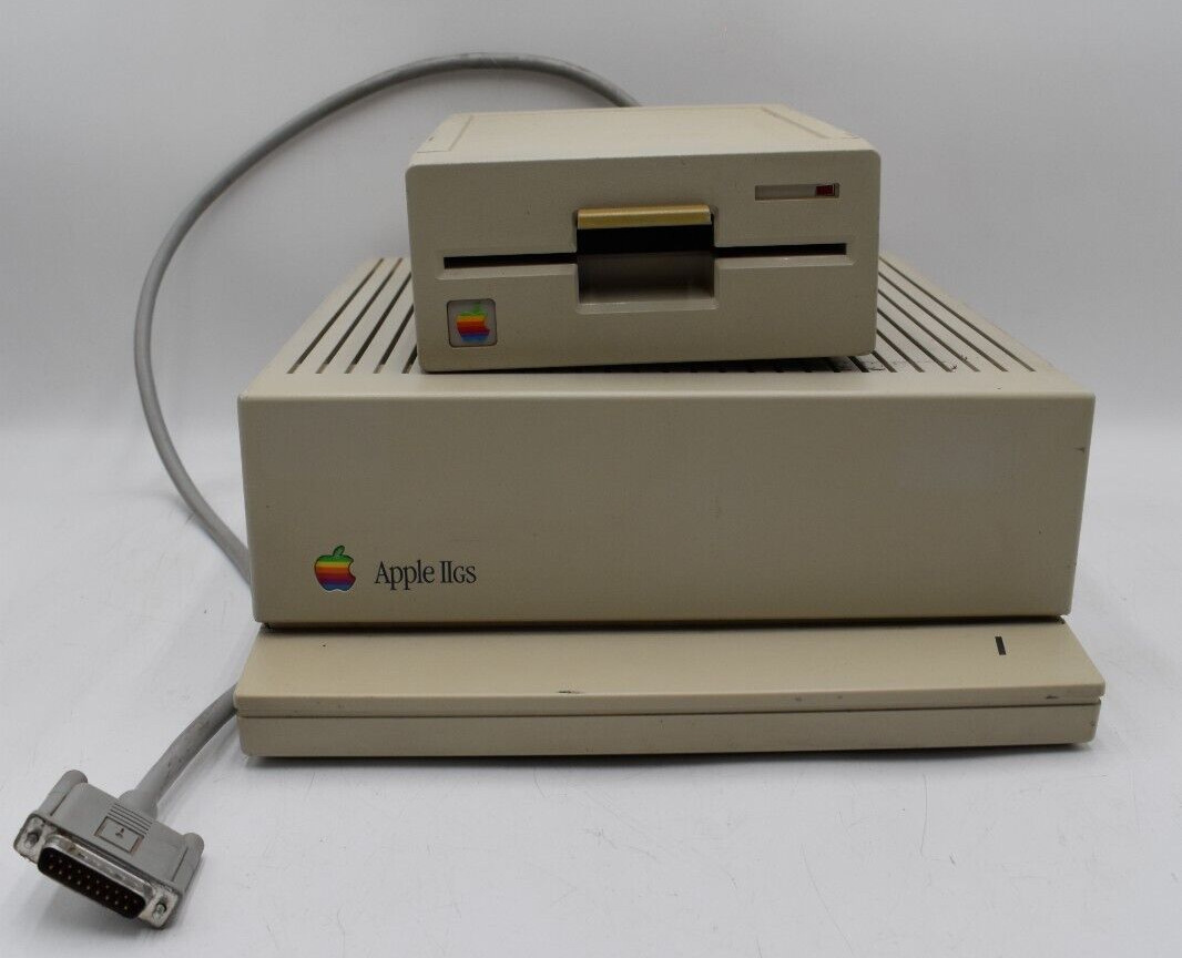 Vintage Apple IlGS Computer A2S6000 + 5.25 Apple A9M0107 Drive
