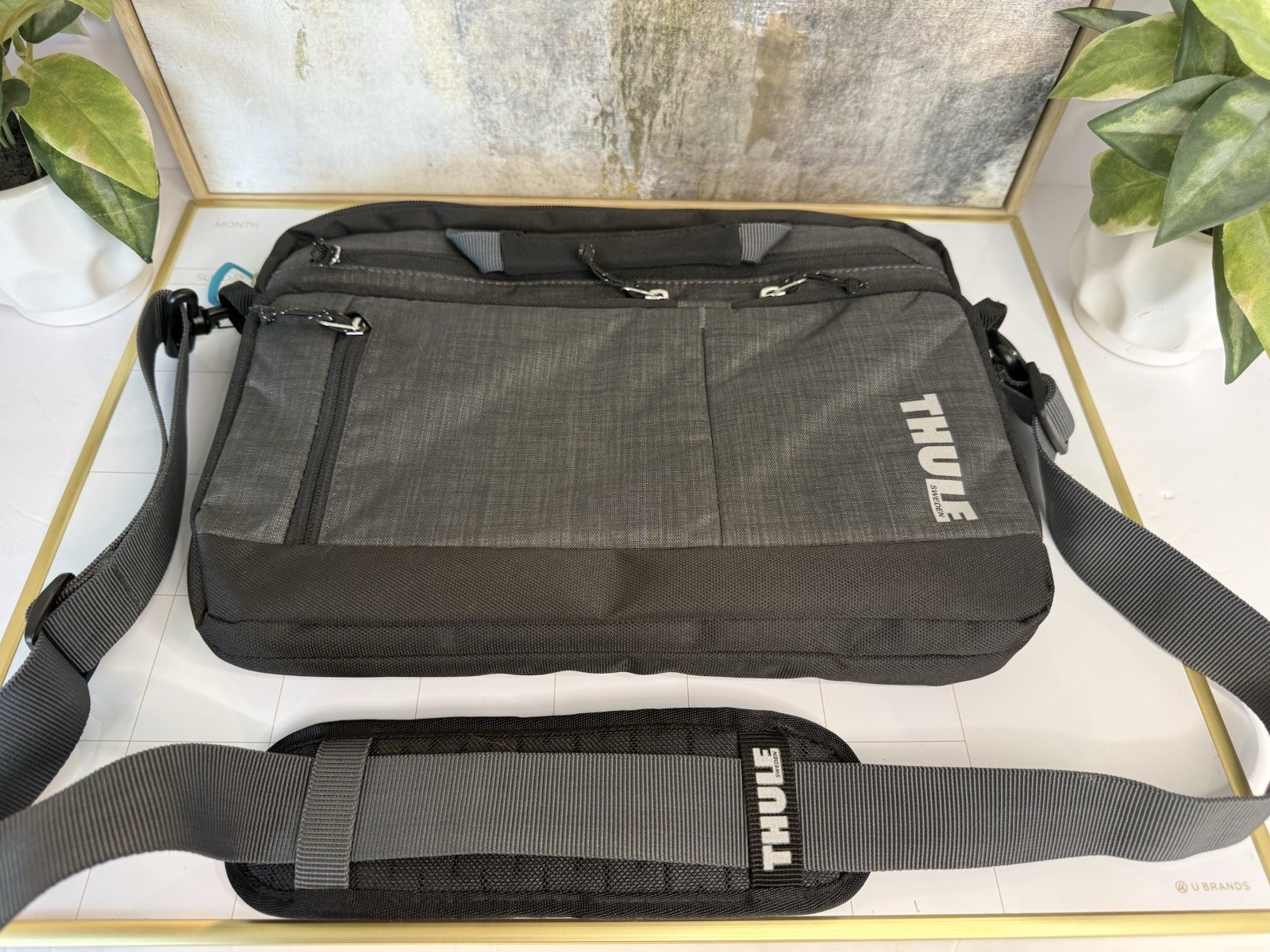 Thule Stravan Padded Laptop Messenger Shoulder Bag Briefcase Travel Business Bag