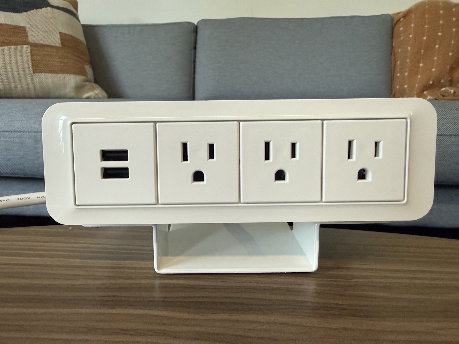 Byrne Plug & USB Power Distribution Unit Desktop Clamp-on mount