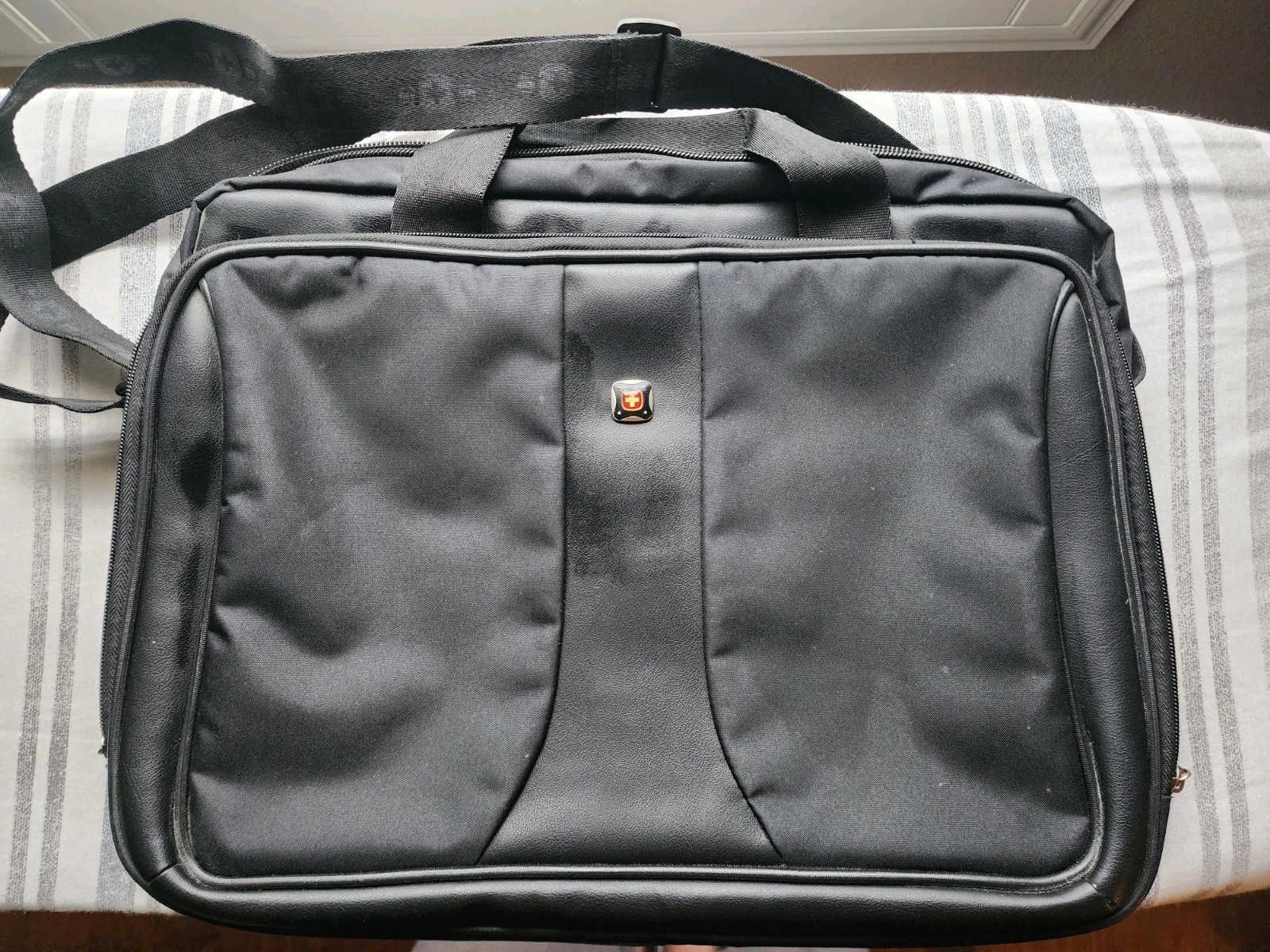 Swiss Army Black Nylon Computer Laptop Shoulder Messenger Bag Briefcase Style