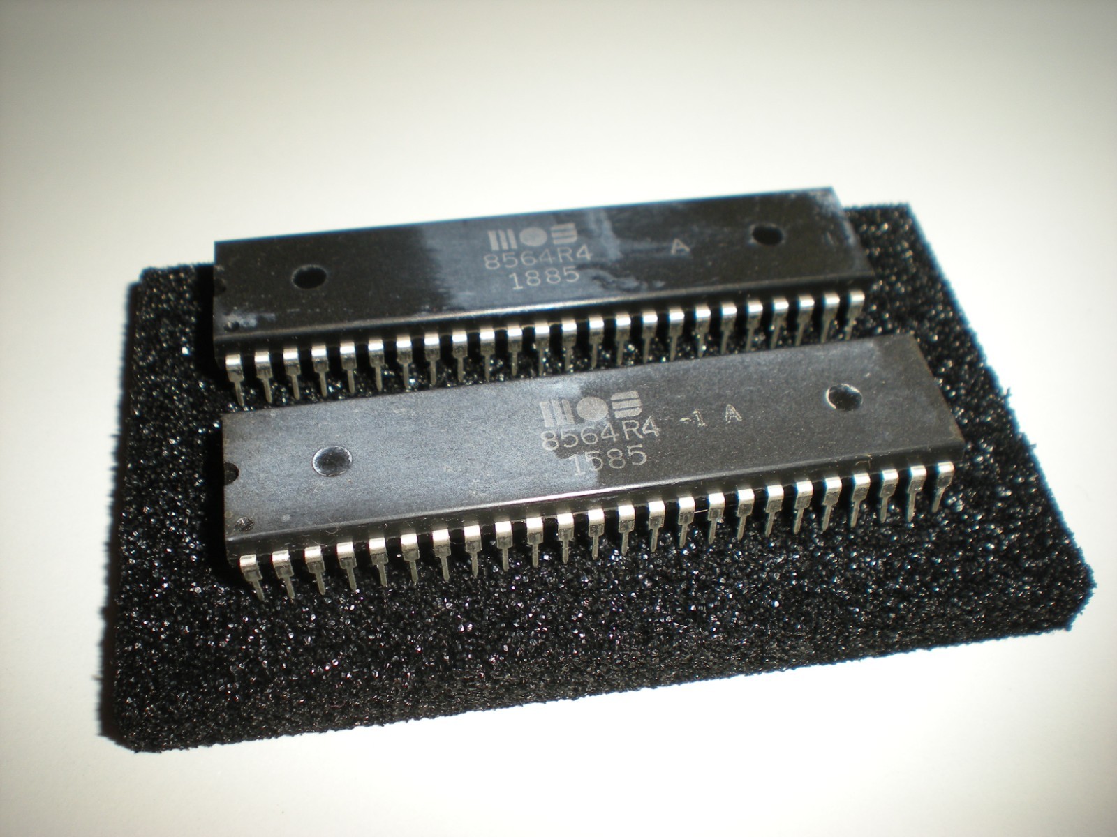 1 pc. MOS 8564R4 Composite NTSC 40 col. Commodore 128 video chip blemished. 8564