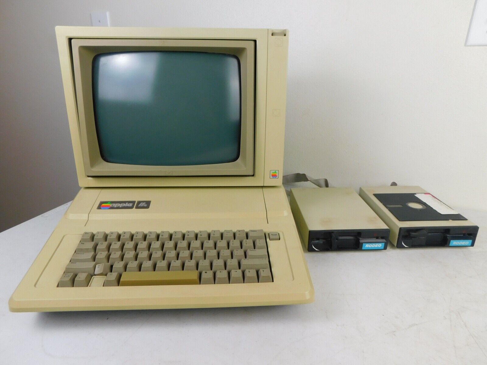 1983 1985 Apple IIe Personal Office Computer A2S2064 w Monitor & 2 Disk Players