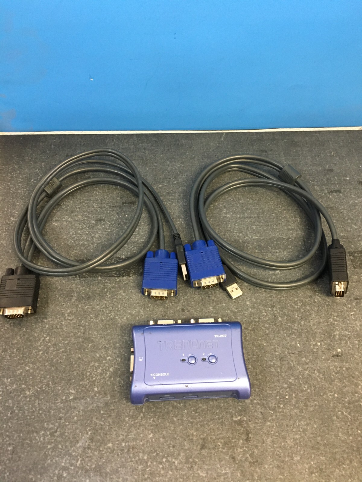 6A 1-QTY TRENDnet 2-Port USB KVM TK-207K with VGA and USB connections auto-scan