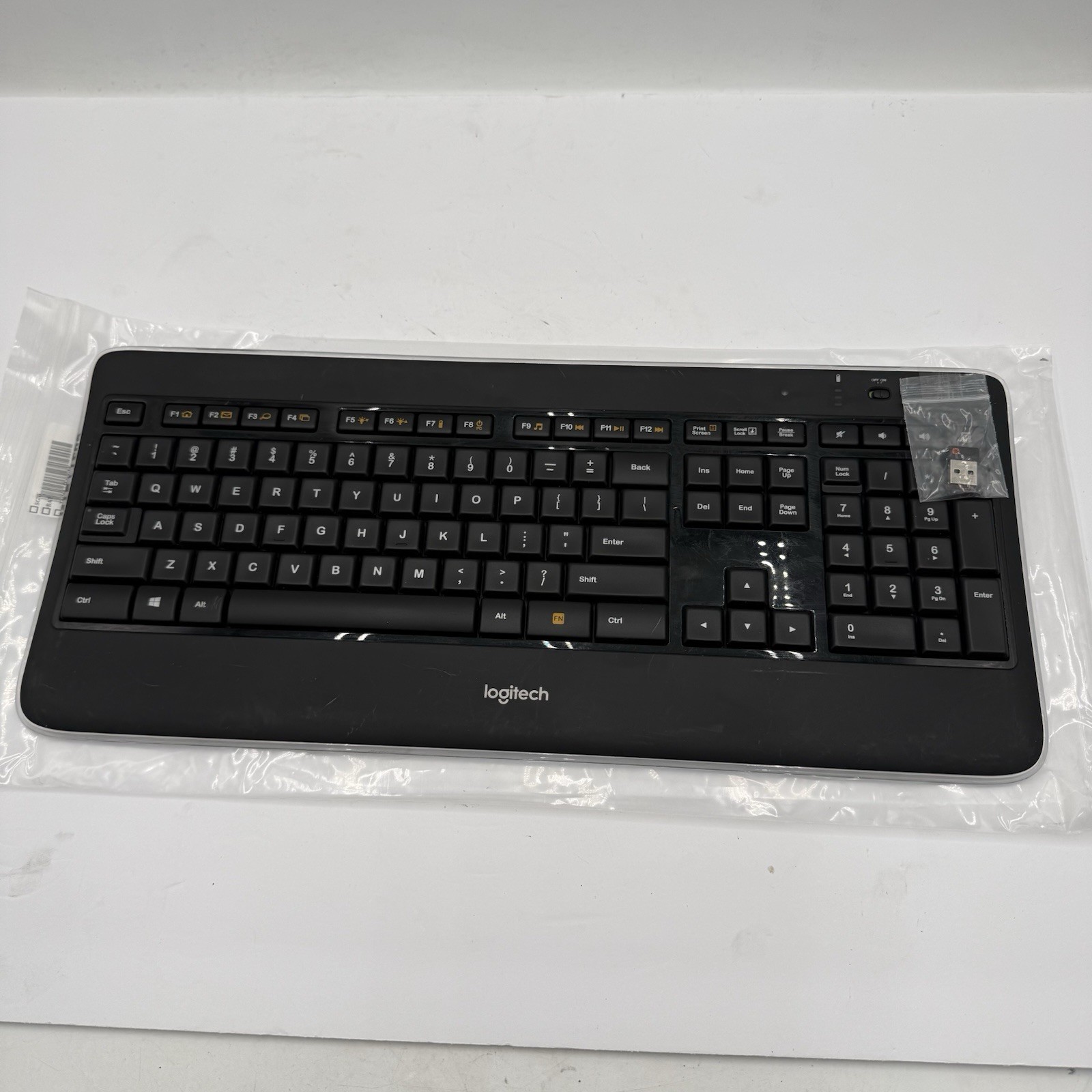 E4 LOGITECH K800 Wireless Illuminated Keyboard (Y-R0011) w/ Dongle /Batteries
