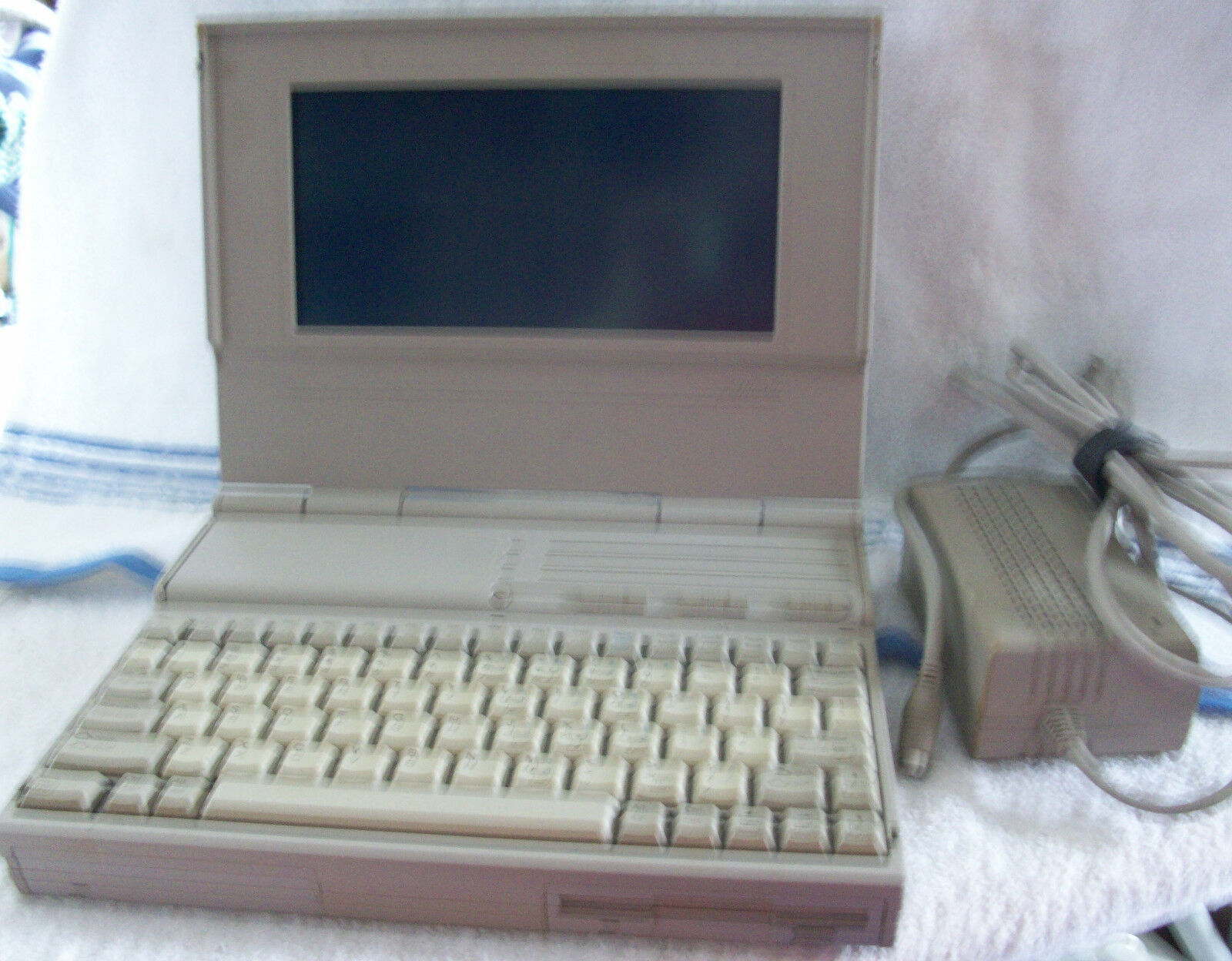 Vintage Compaq LTE/286 Series 2690A Laptop Computer circa 1989