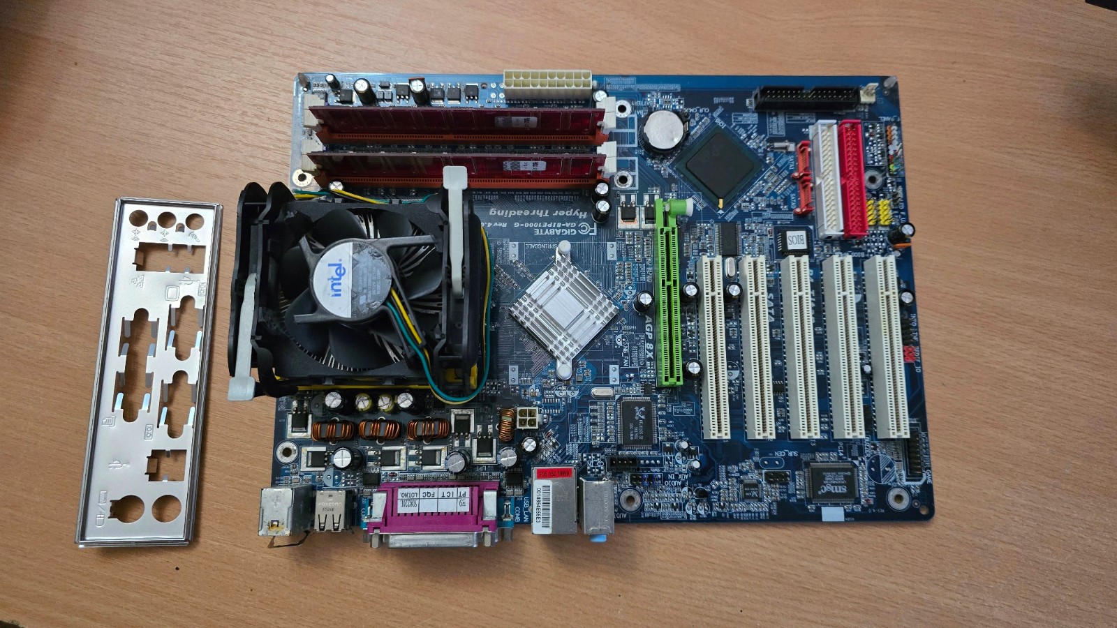 Gigabyte GA-8IPE1000-G v4 + Intel Pentium 4 3GHz CPU and 512MB RAM - Test OK