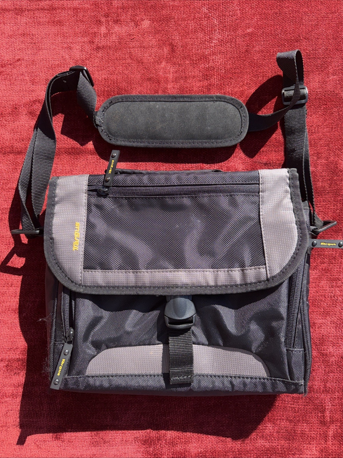 TARGUS CityGear Mini Messenger Bag for Most Tablets and 10" iPads