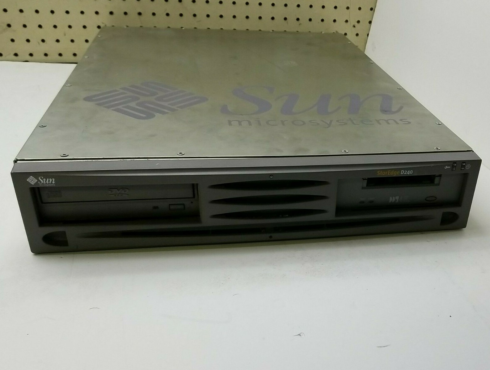 Sun Microsystems StorageTek StorEdge D240 Media Enclosure with DAT72 + DVD/RW