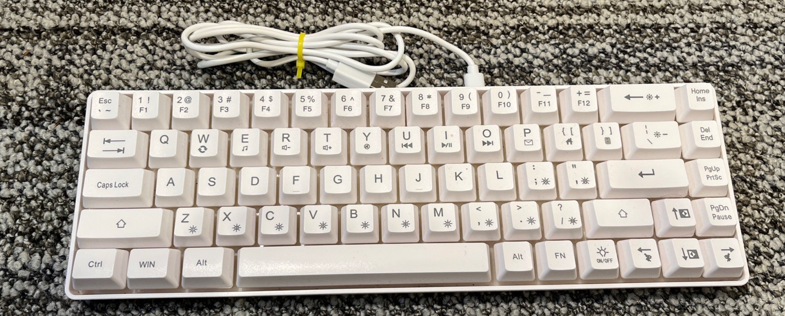 Solakaka 68 Key Compact Keyboard Model: SK968 Gaming White Great Condition