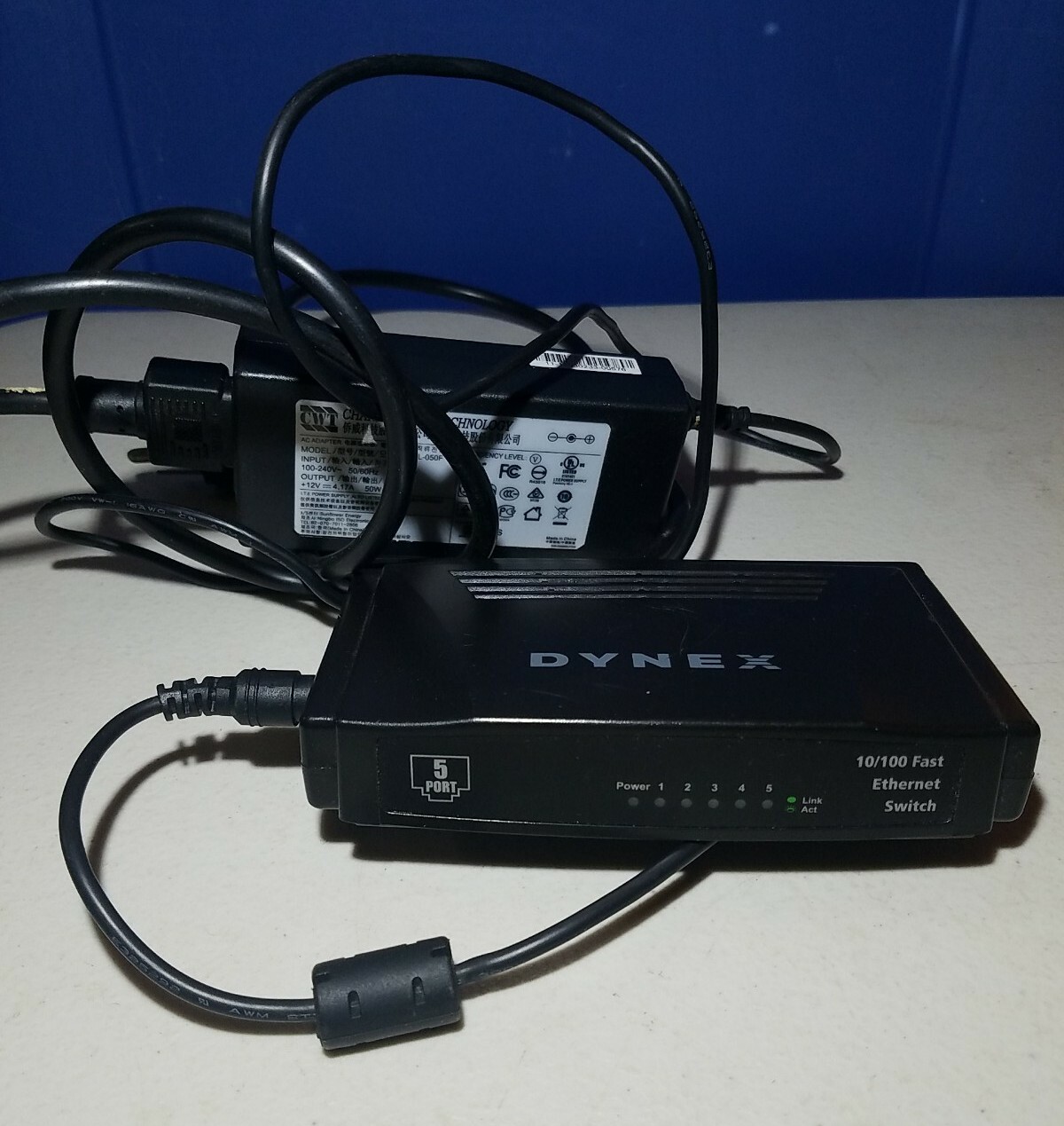 Dynex DX-ESW5 10/100 5-Port Fast Ethernet Switch Desktop PC LAN Connector