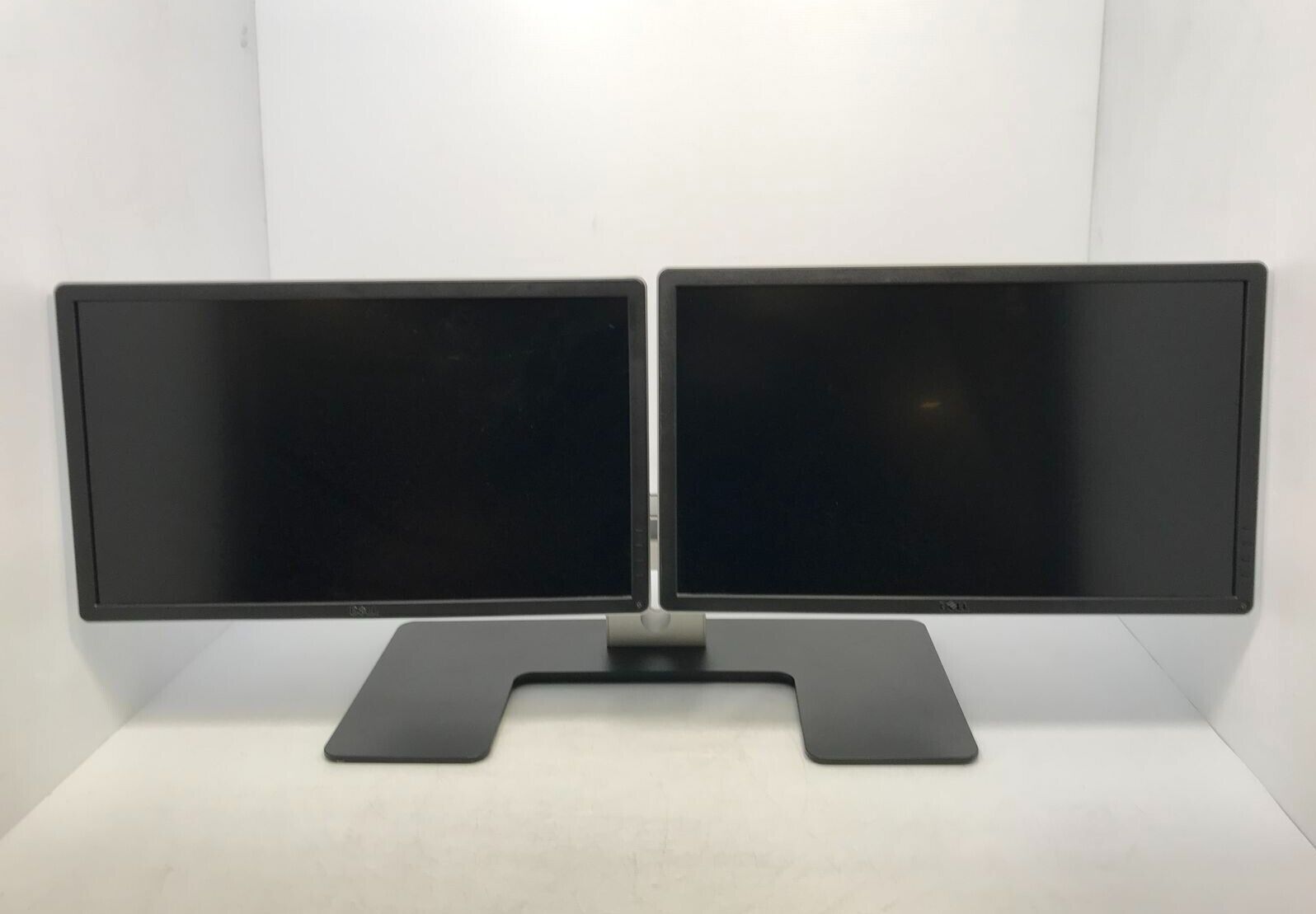 Lot Of 2 Dell P2213 Professional 22 Inch Monitor with MDS14 Dual Monitor Stand