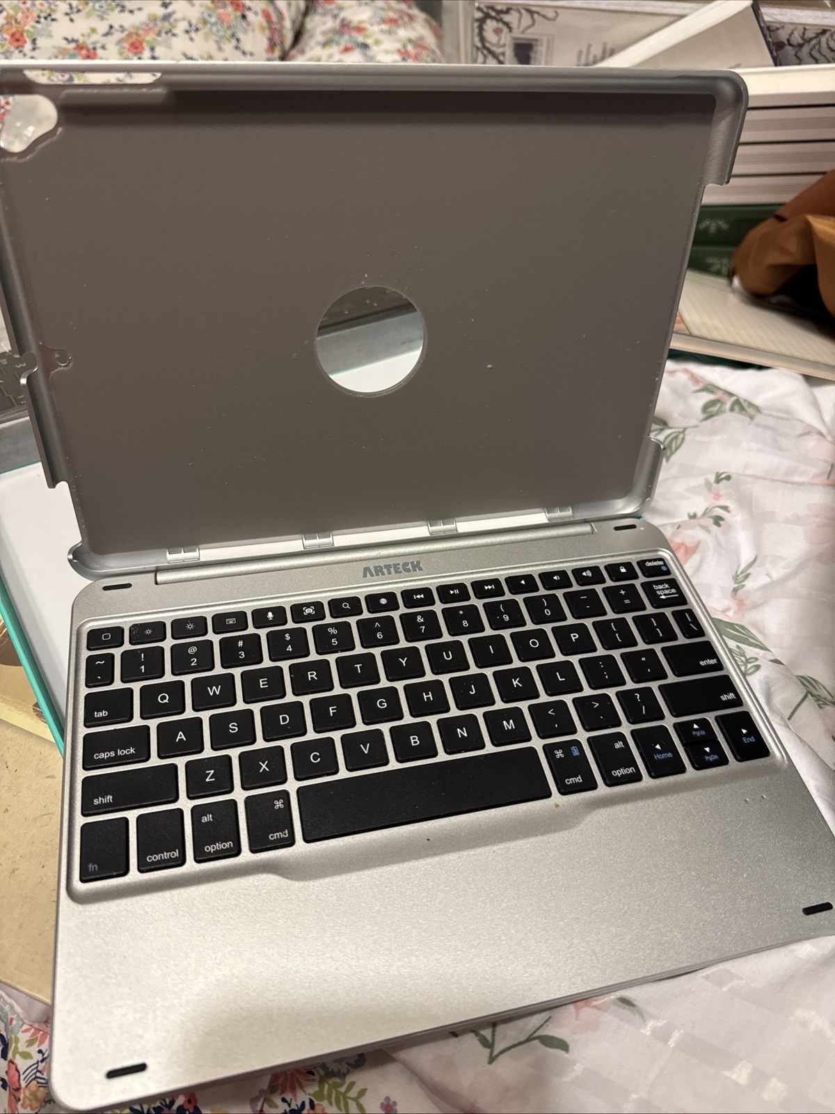 iPad Keyboard Case For 9.7 Inch 2017 / 2018 Model - Silver Hard Shell