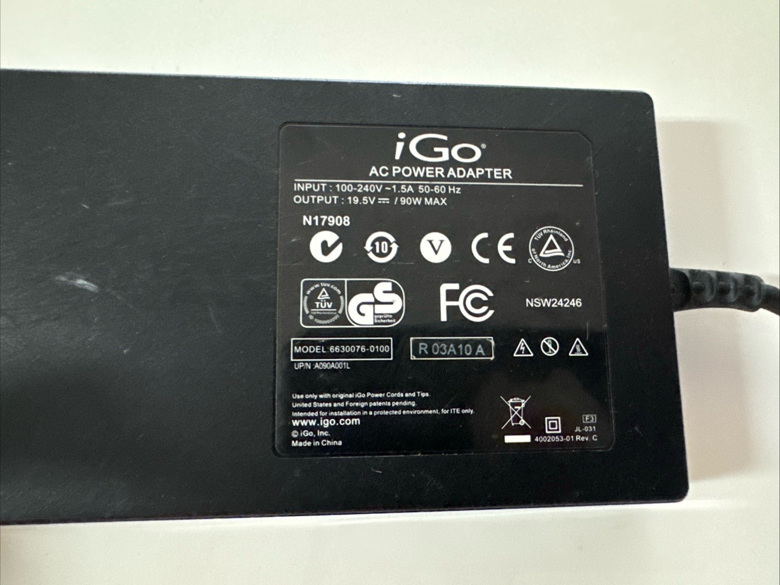 iGo Universal Green Laptop AC Adapter 1 Interchangeable Tip 5V USB Outlet 90W