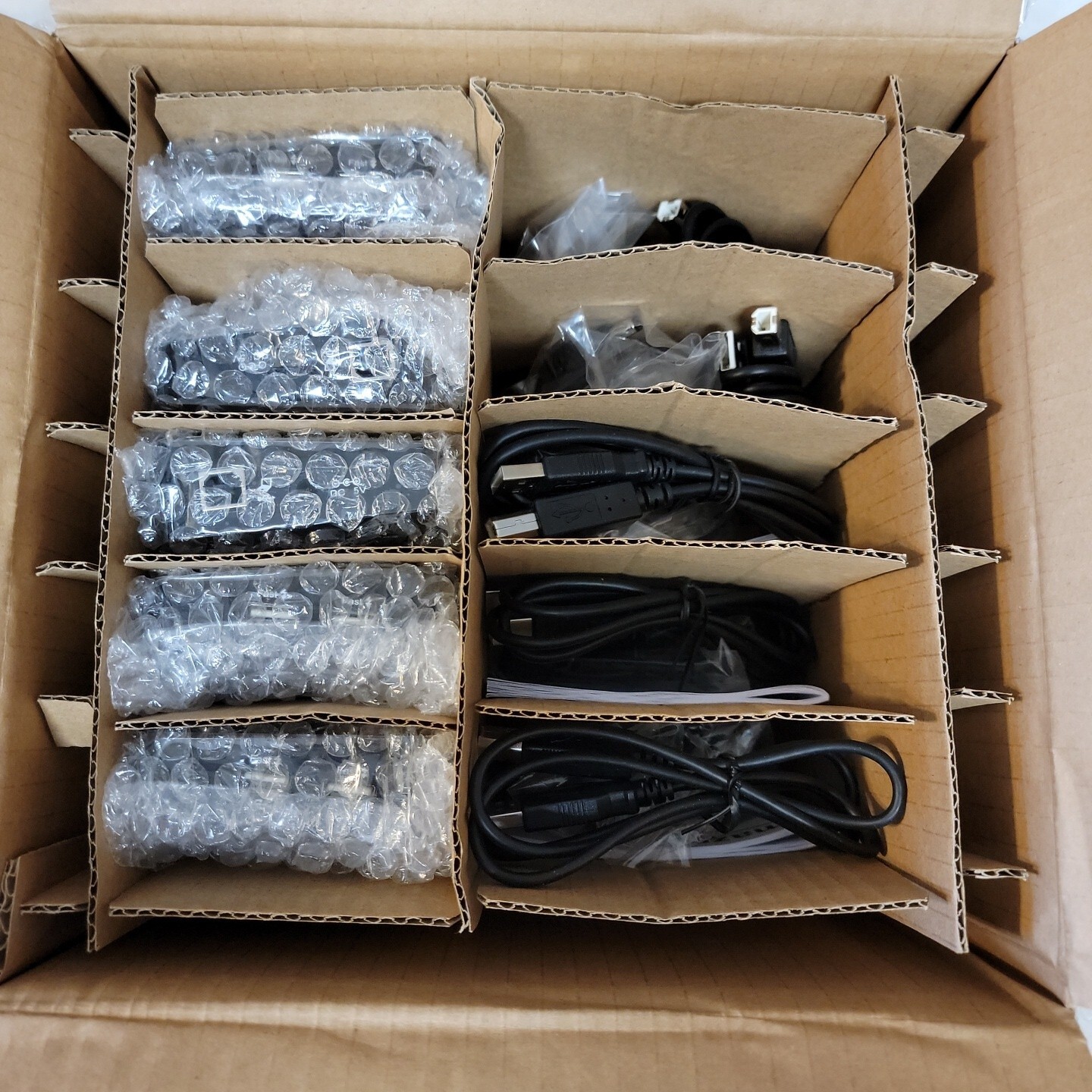 Amazon Basics 10-Port USB 2.0 Hub w/ 2 Fast Charging Port. (5 hubs per case)