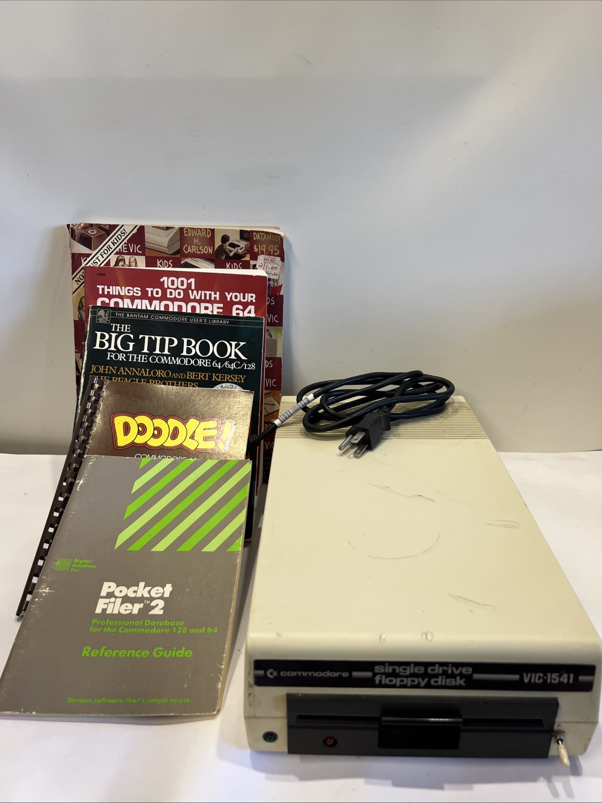 Commodore 64 5.25" Floppy Disk Drive VIC-1541 Powers Up—UNTESTED With 5 Books