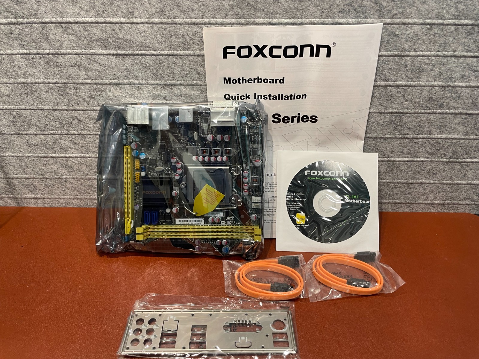 Foxconn H61S LGA1155 Mini-ITX Motherboard with I/O Shield and sata cables, CD...