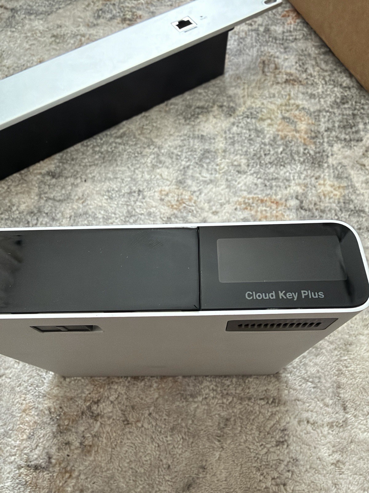 Ubiquiti UniFi CloudKey Gen2 Plus UCK-G2-PLUS 1TB + Rack Mount – Factory Reset