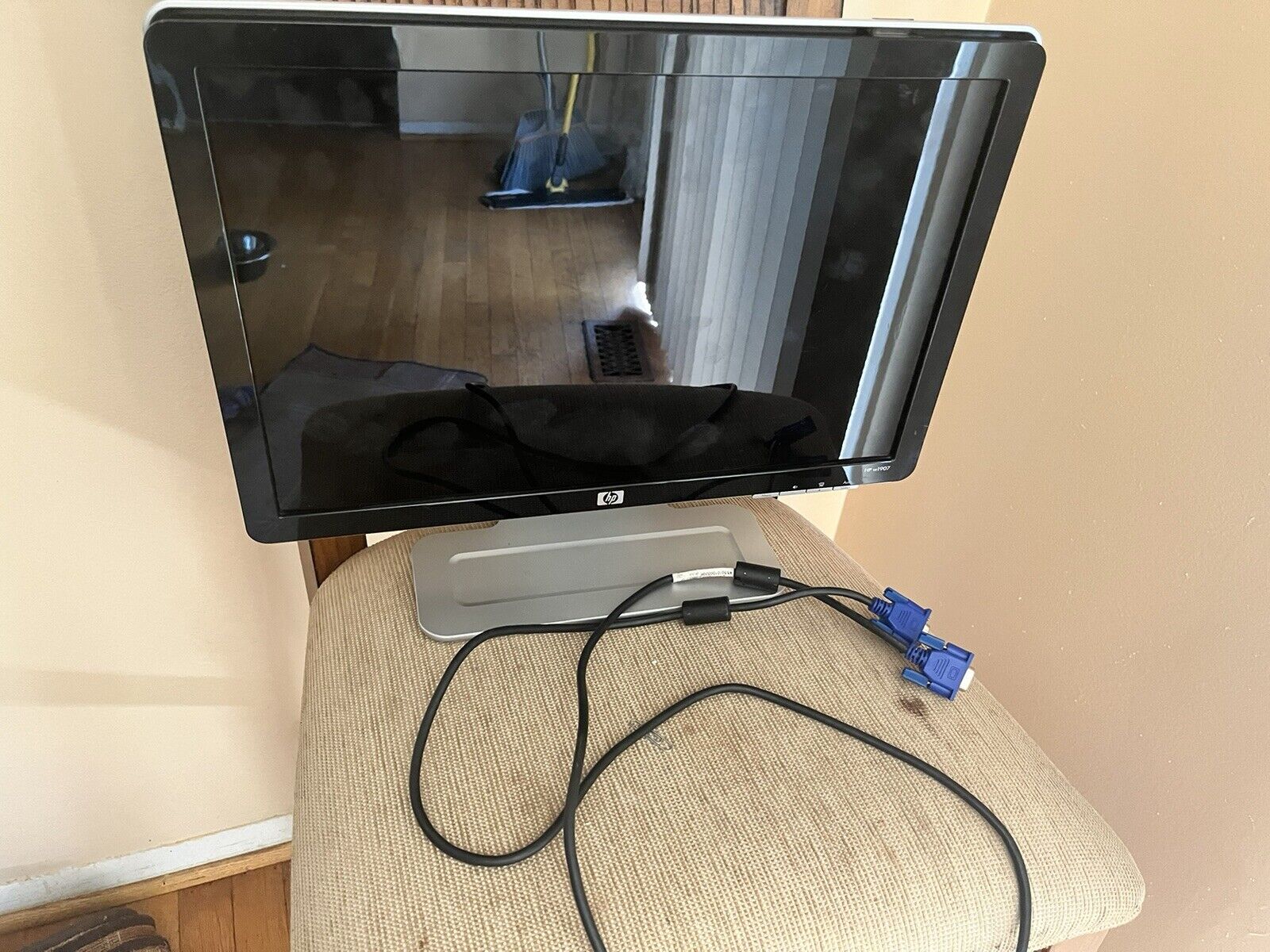 HP W1907 LCD Monitor READ DESCRIPTION NOT TESTED FOR PARTS