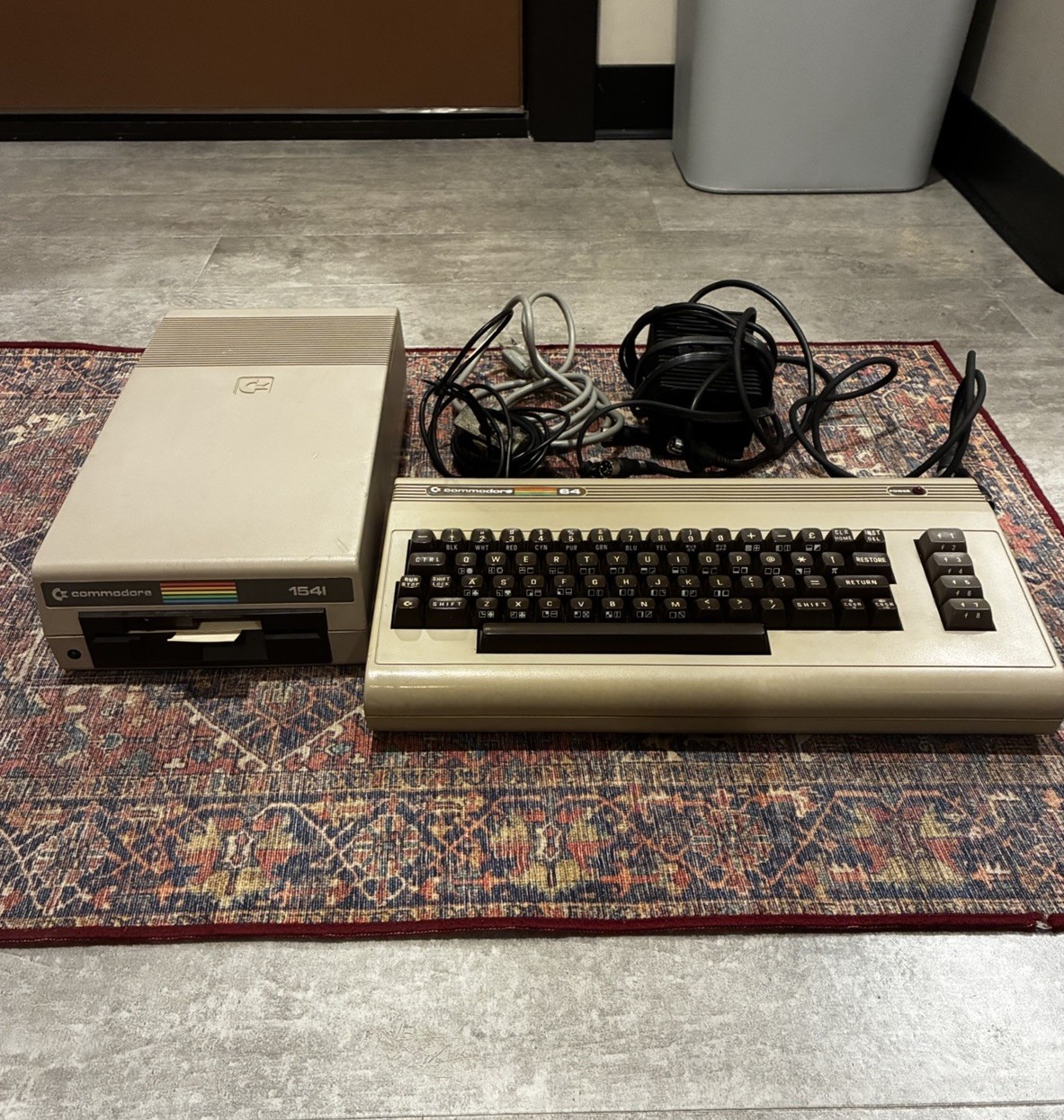 Commodore 64 C64 + 1541 w/ Cables