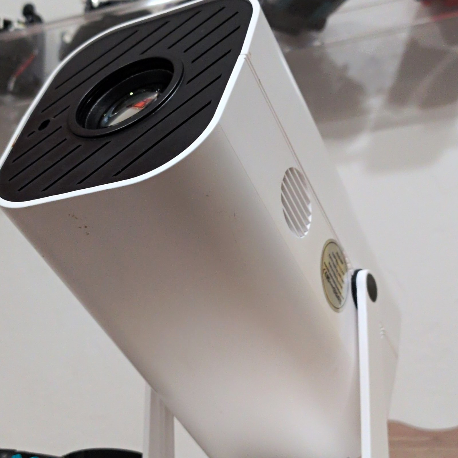 M8 LED Desktop Projector 720p Native 1080p HDMI USB Portable Speakers W/B
