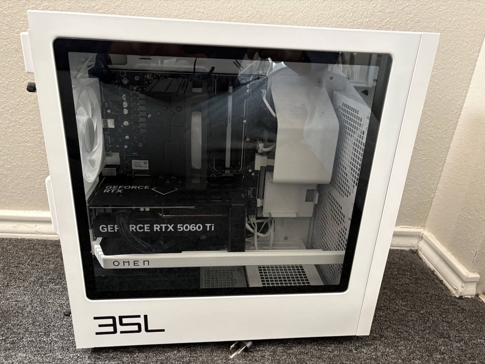 OMEN 35L Gaming Desktop Tower NVIDIA GeForce RTX 5060 Ti White