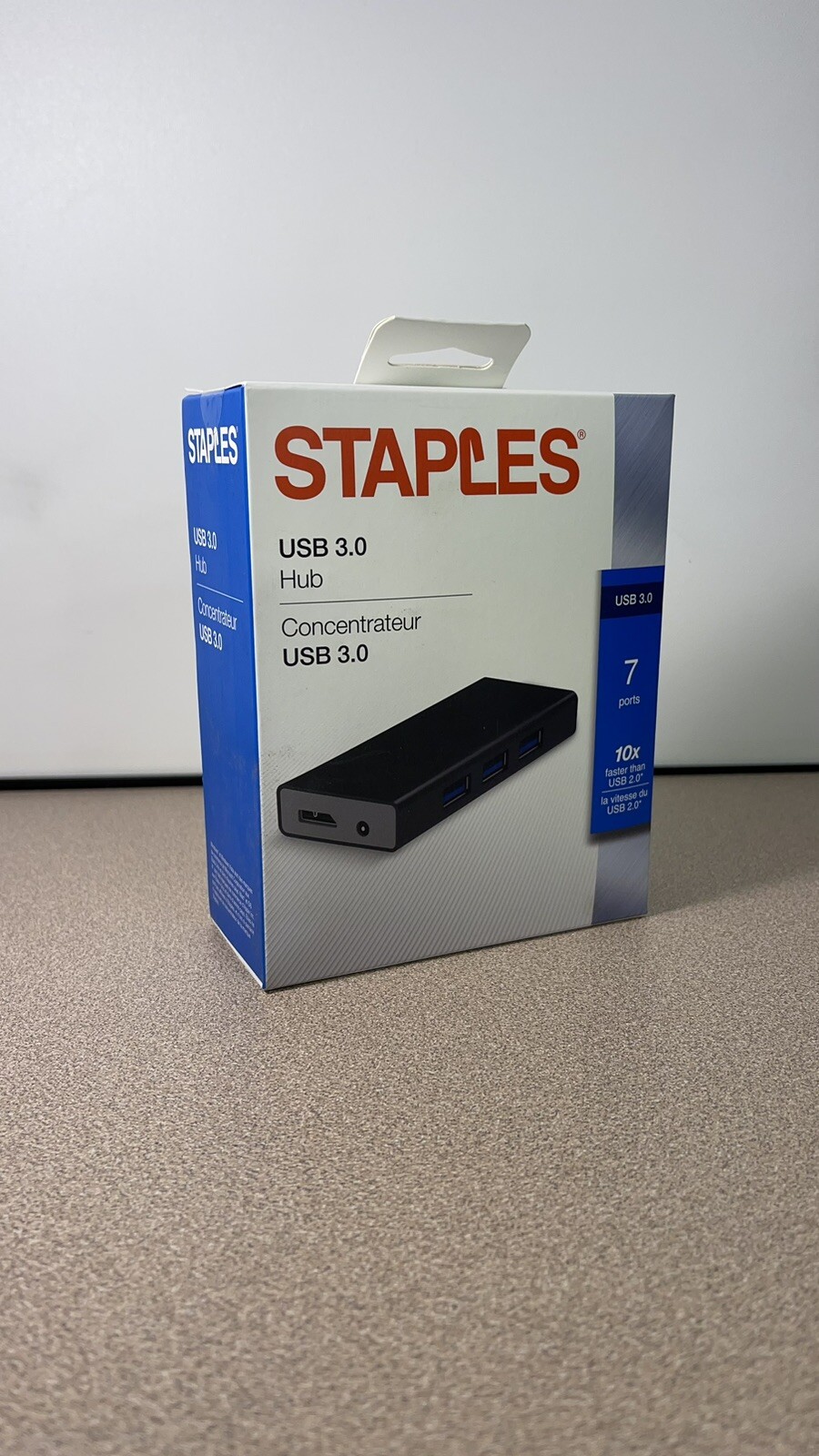 Staples USB 3.0 Hub 7 Port, New In Box.