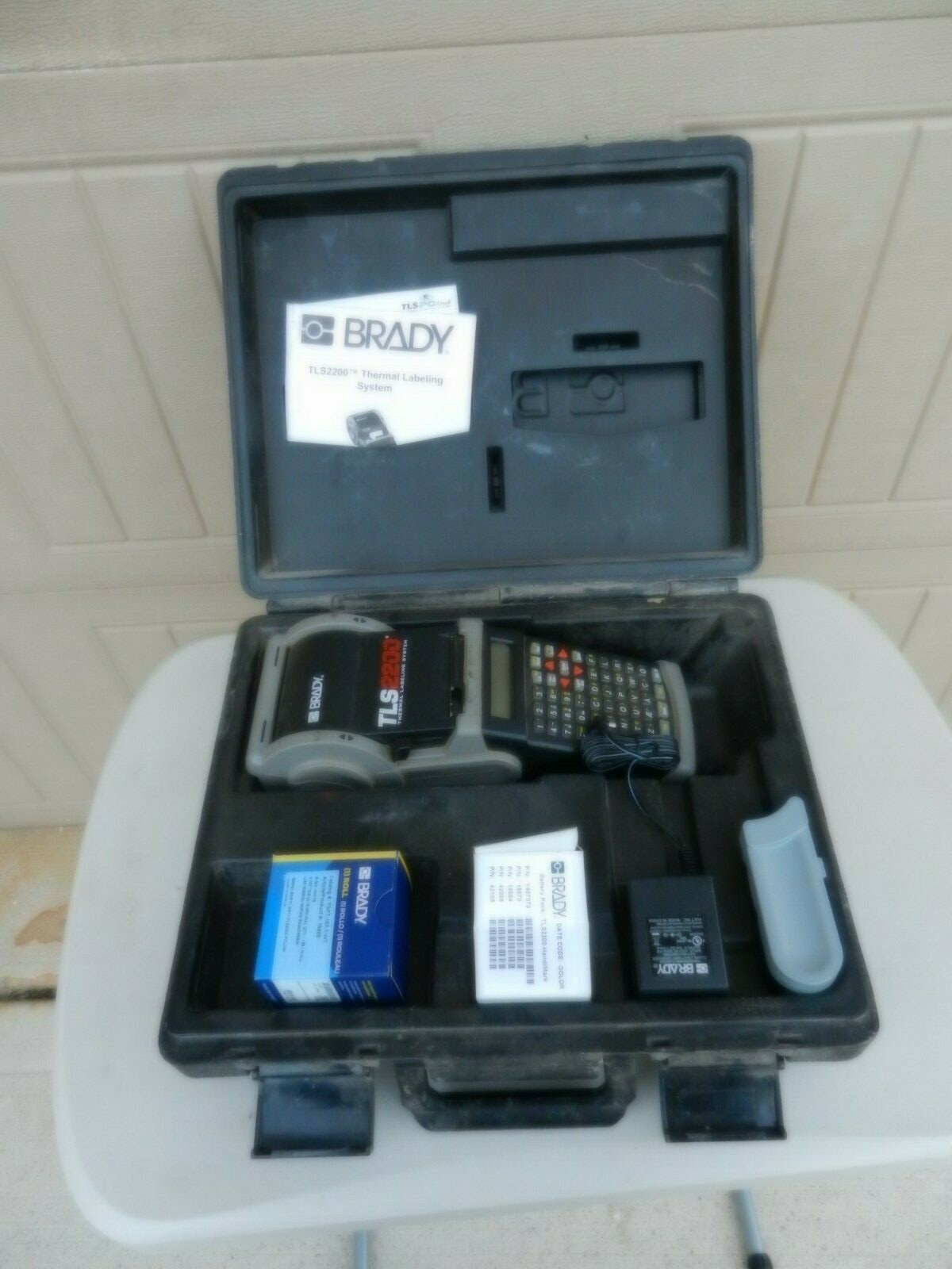 BRADY TLS 2200 PORTABLE LABEL PRINTER "WORKS" AC ADAPTER, CASE, INSTRUCTIONS