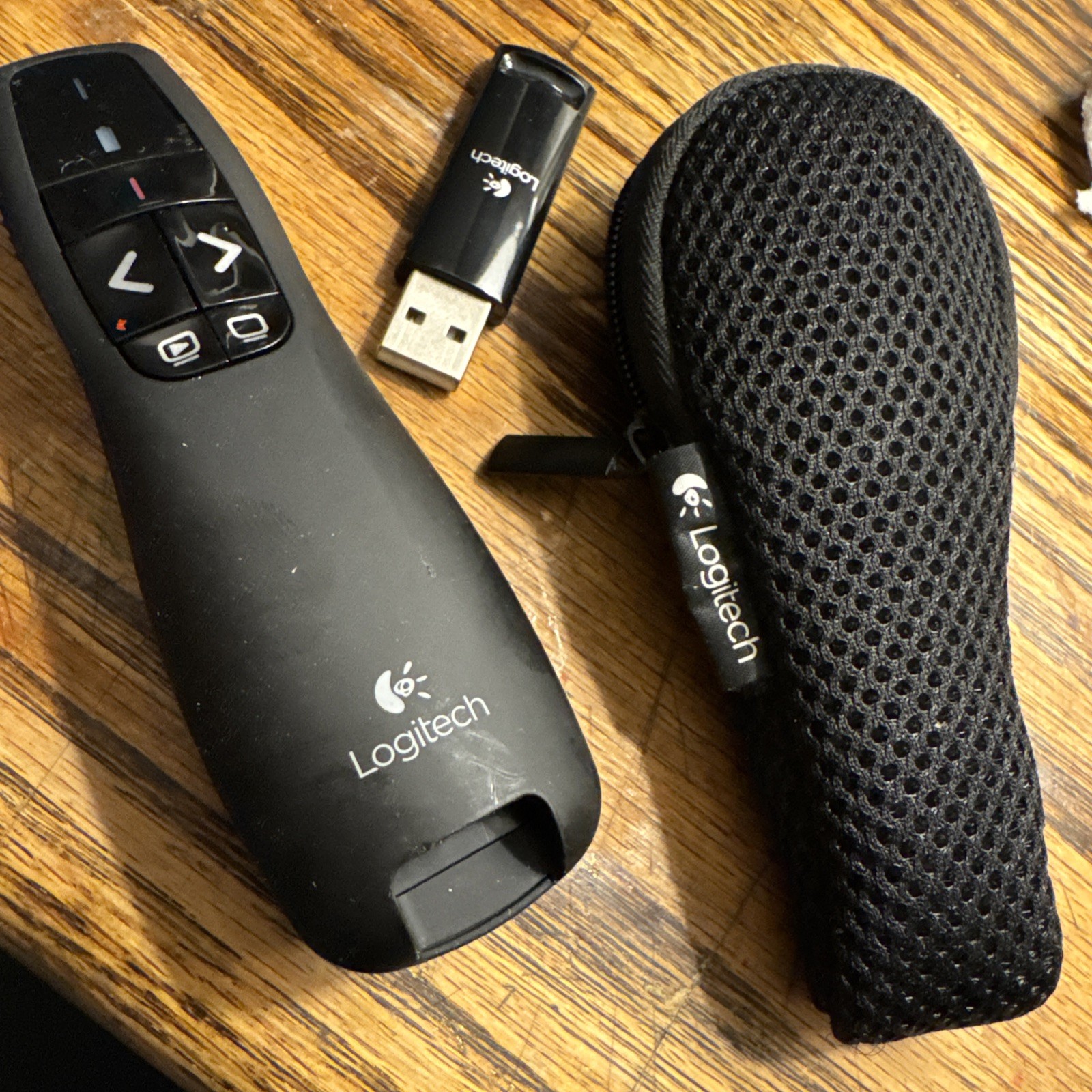 Logitech R400 Laser Presentation Remote/Mouse USB - Black w/ travel case