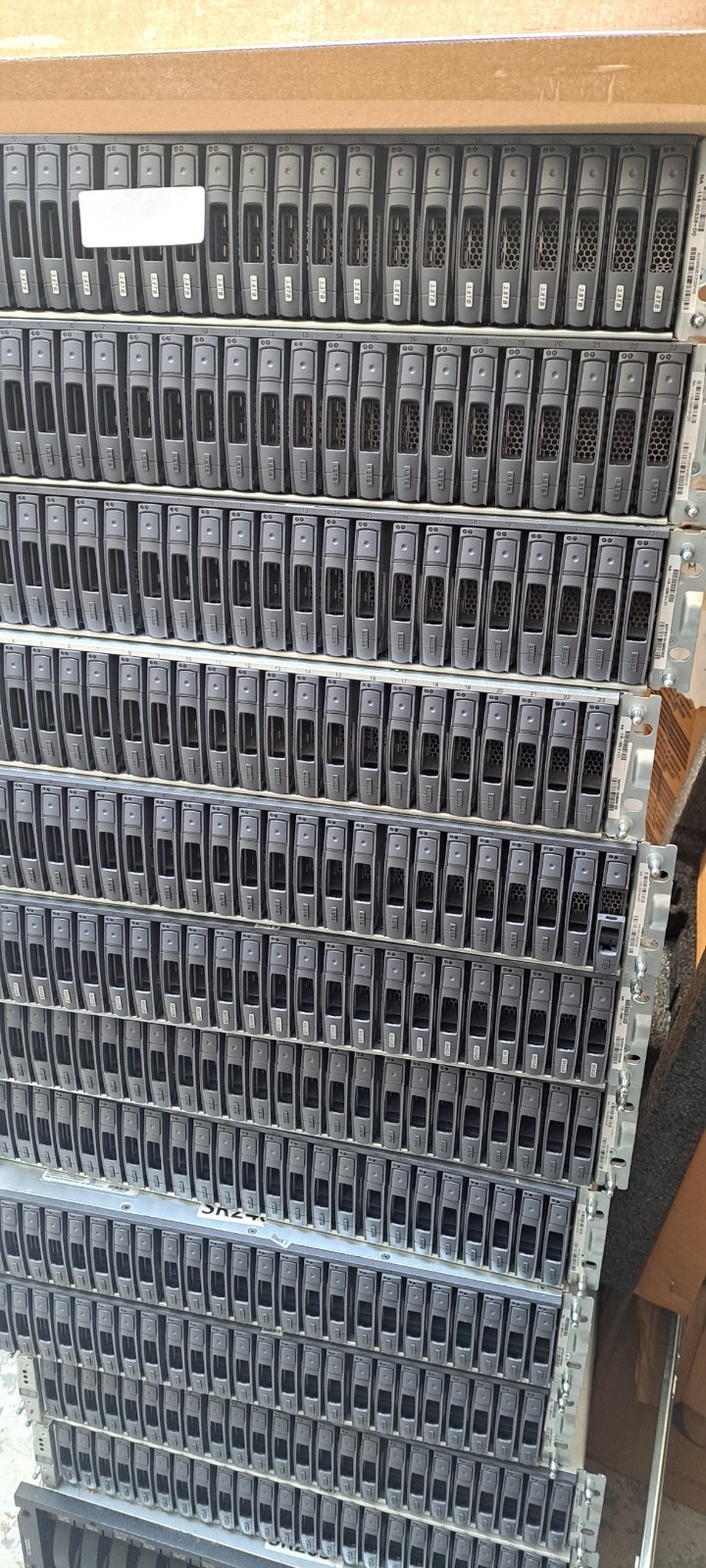 NetApp NAJ-1501 Storage Array w/ 24x 900Gbps SAS HDDs, 2x IOM12 and RAILS