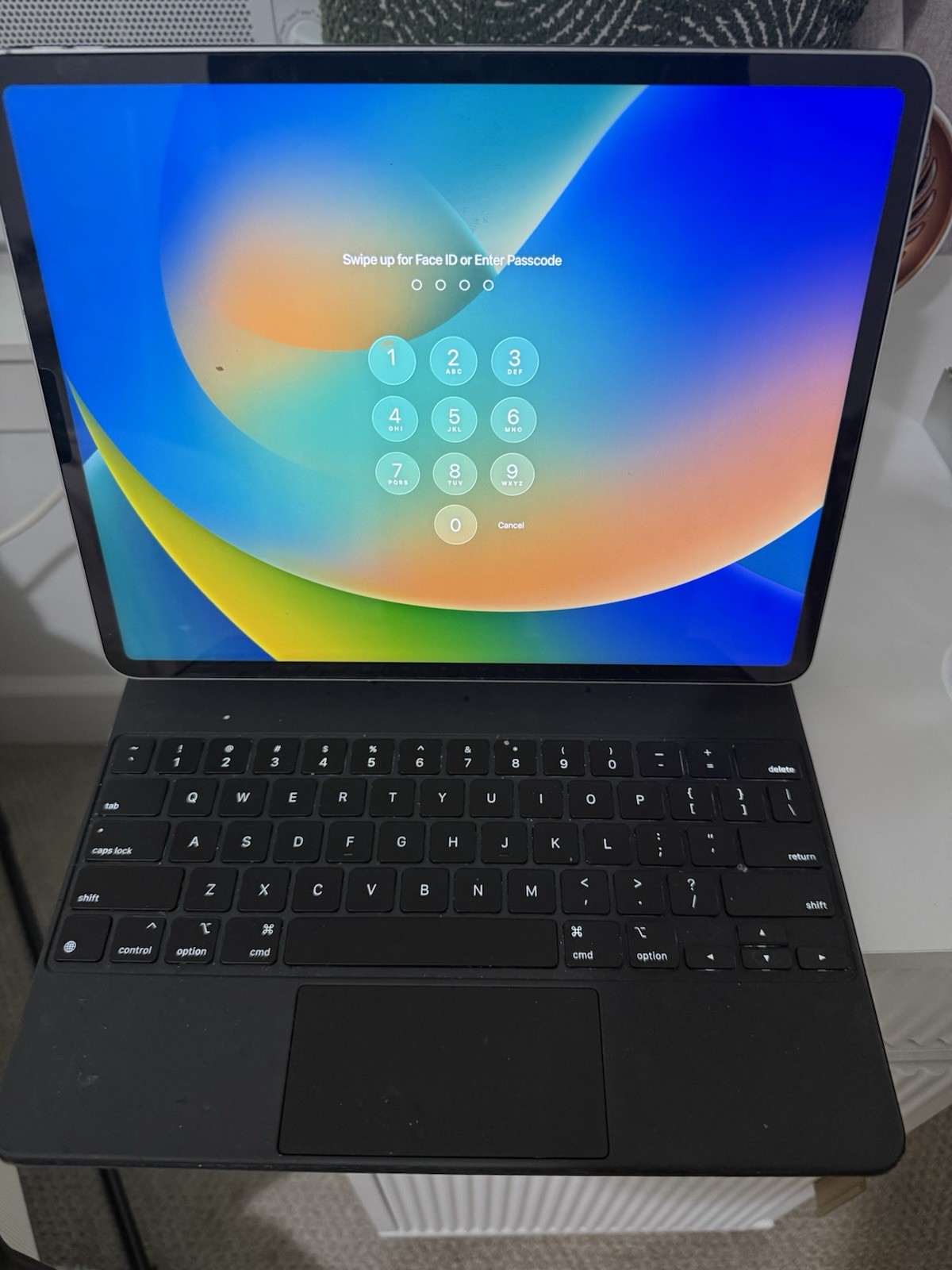 Apple iPad Pro (12.9") 6th Gen 1TB Space Gray Wi-Fi With Magic Keyboard