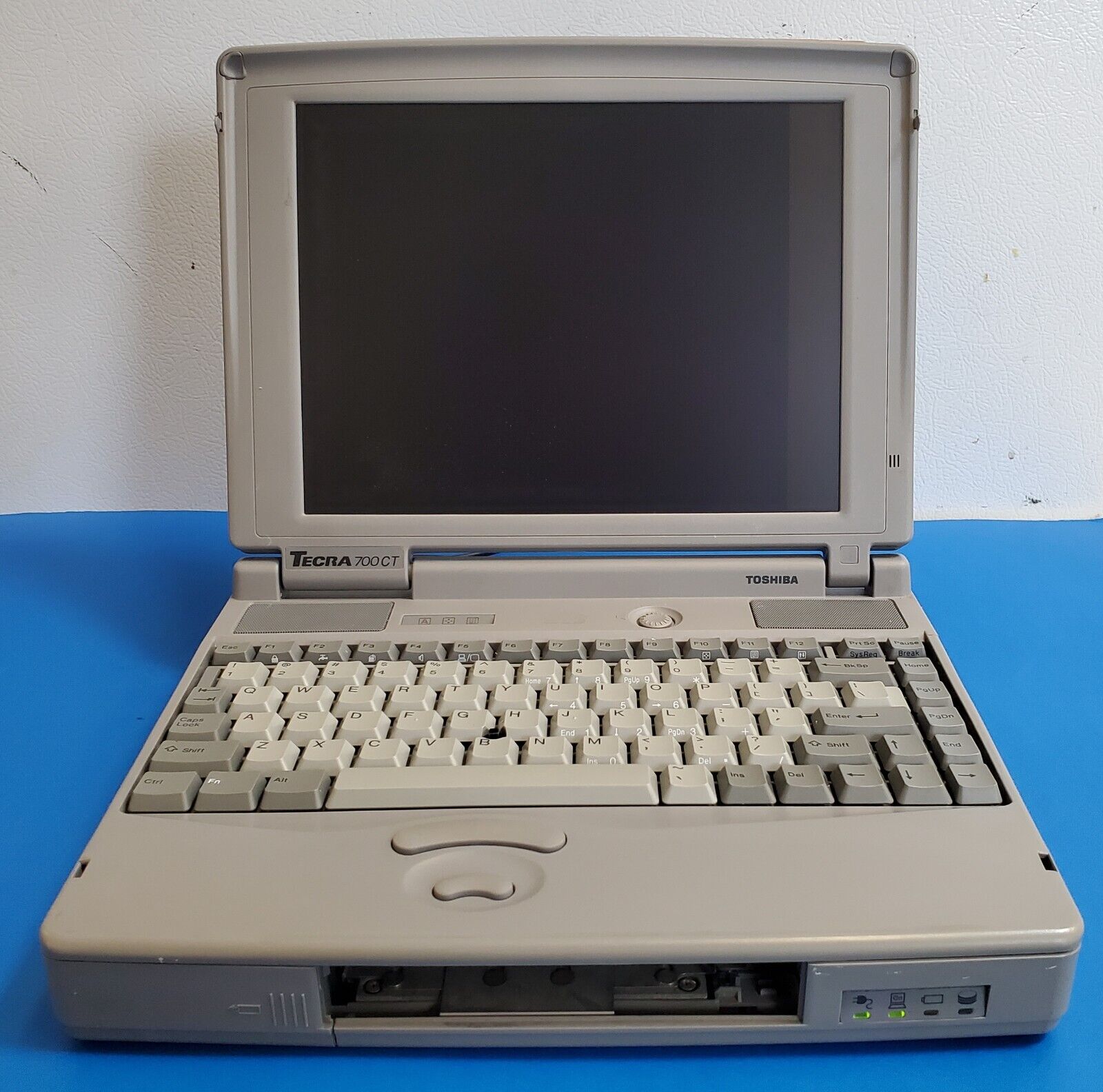 Retro Toshiba Tecra 700CT Pentium Notebook Laptop Computer Vintage - For Parts