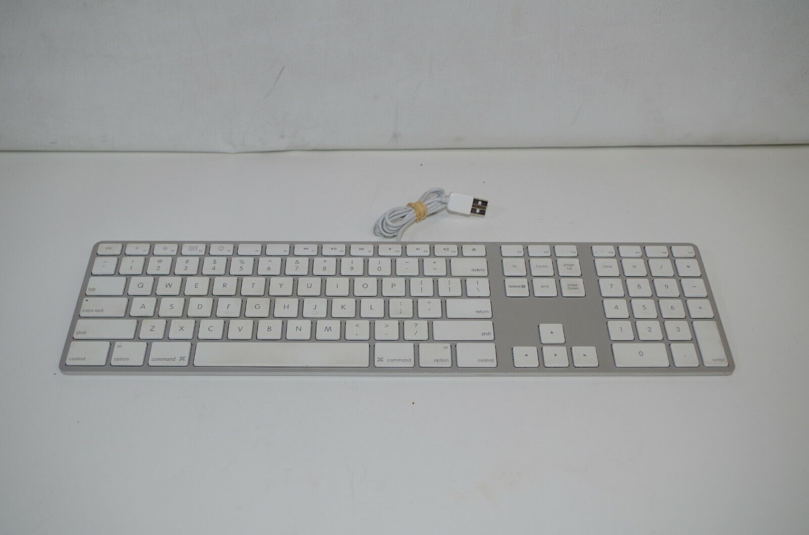 Apple A1243 MB110LL/A Slim Wired Keyboard 