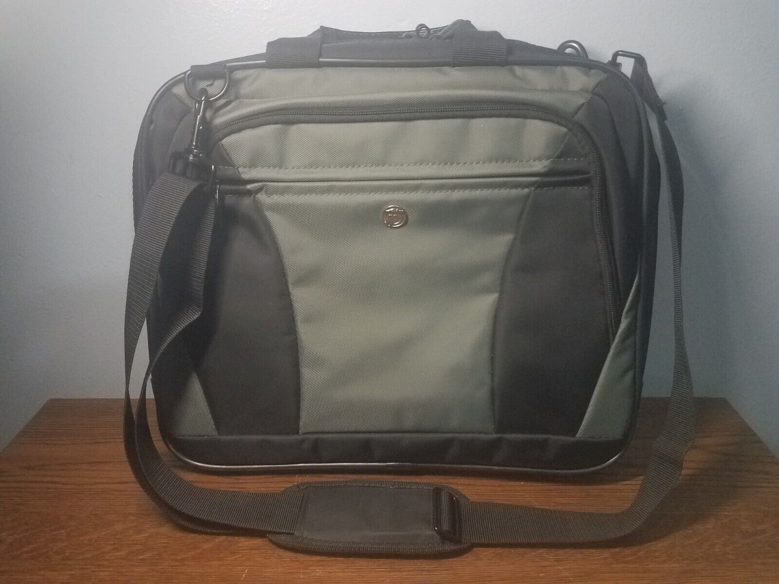 Targus Canvas Laptop Briefcase Bag Model-CUN1 Black. Shoulder Strap Included
