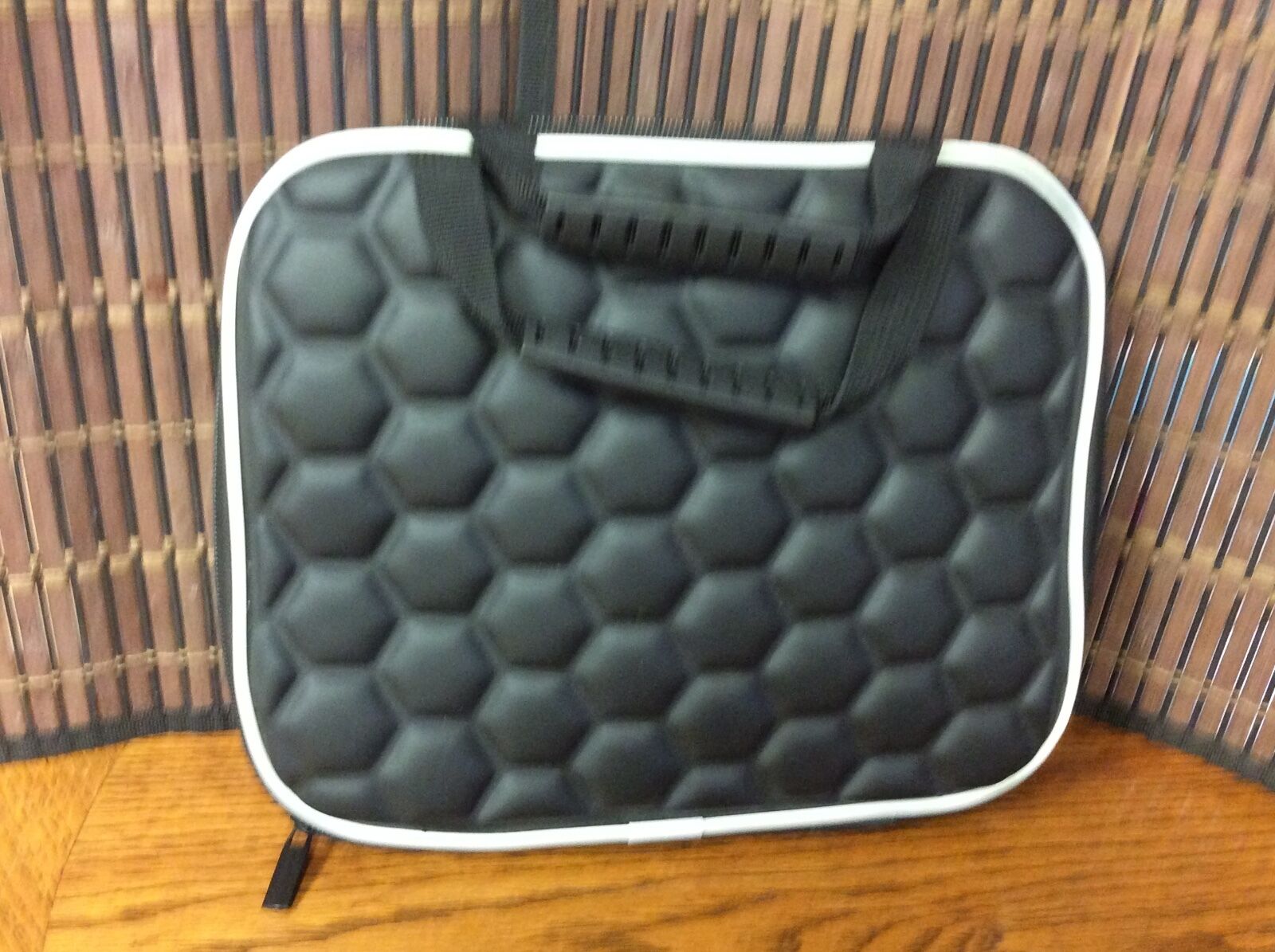 Carrying Case Suitable for Up to a Full Size Ipad Type Device Black New H2