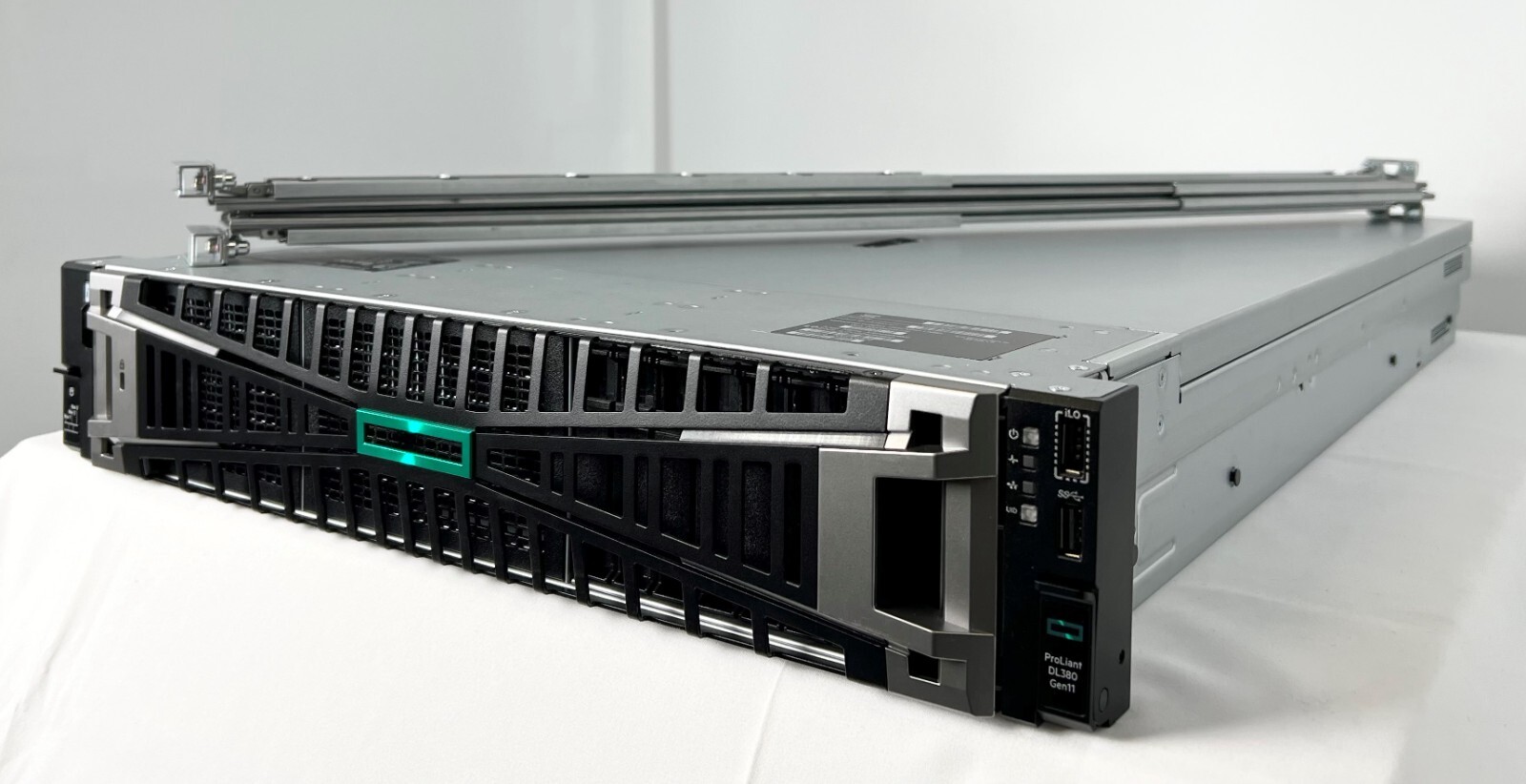 HPE P52560-B21 ProLiant DL380 Gen11 4410Y 2.0GHz 12-core 32GB 8SFF 800W Server