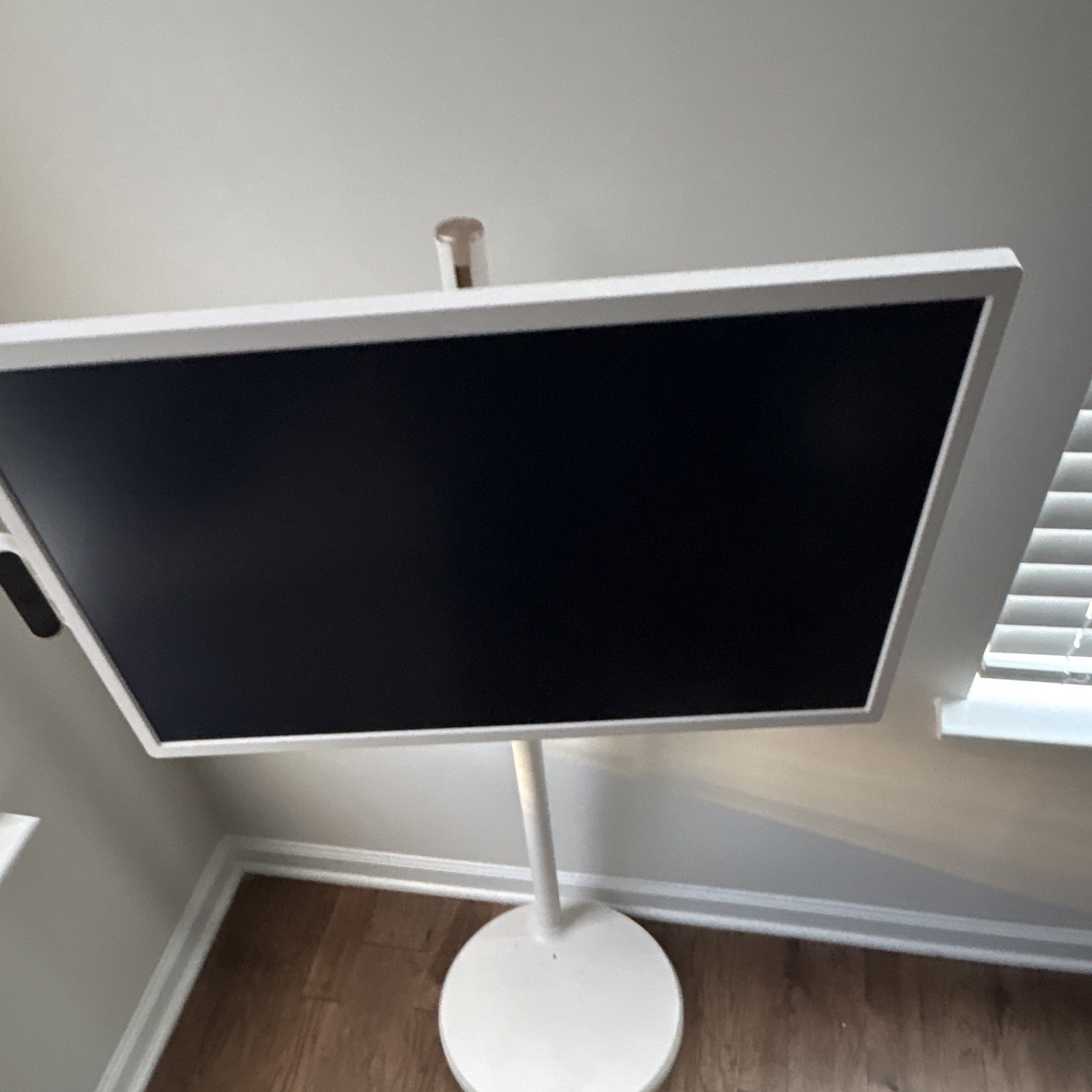 Samsung The Sero 32in White Rotating LCD Smart Monitor Floor Stand HDMI
