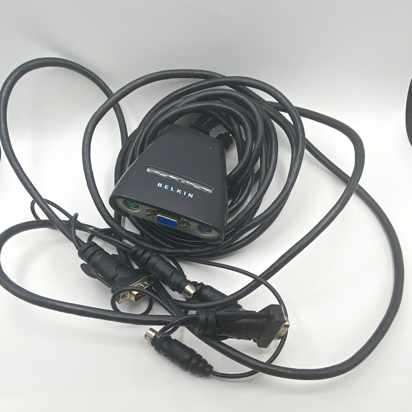 Belkin F1DK102P 2-Port KVM Switch VGA PS/2 Built-In Cabling 6 ft Black